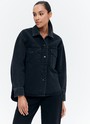 


Джинсовая рубашка-жакет с застежкой на кнопки. Воротник-стойка и накладные карманы для удобства. Есть манжеты для лучшей фиксации рукава. Спущенная линия плеча. Это базовая модель, которая будет сочетаться с любым элементом летнего гардероба: футболками, платьями или шортами. Можно носить самостоятельно или как жакет.

На модели размер XS