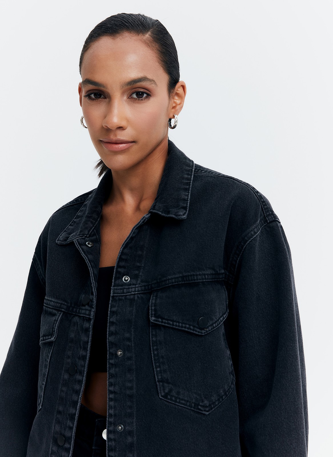 


Джинсовая рубашка-жакет с застежкой на кнопки. Воротник-стойка и накладные карманы для удобства. Есть манжеты для лучшей фиксации рукава. Спущенная линия плеча. Это базовая модель, которая будет сочетаться с любым элементом летнего гардероба: футболками, платьями или шортами. Можно носить самостоятельно или как жакет.

На модели размер XS