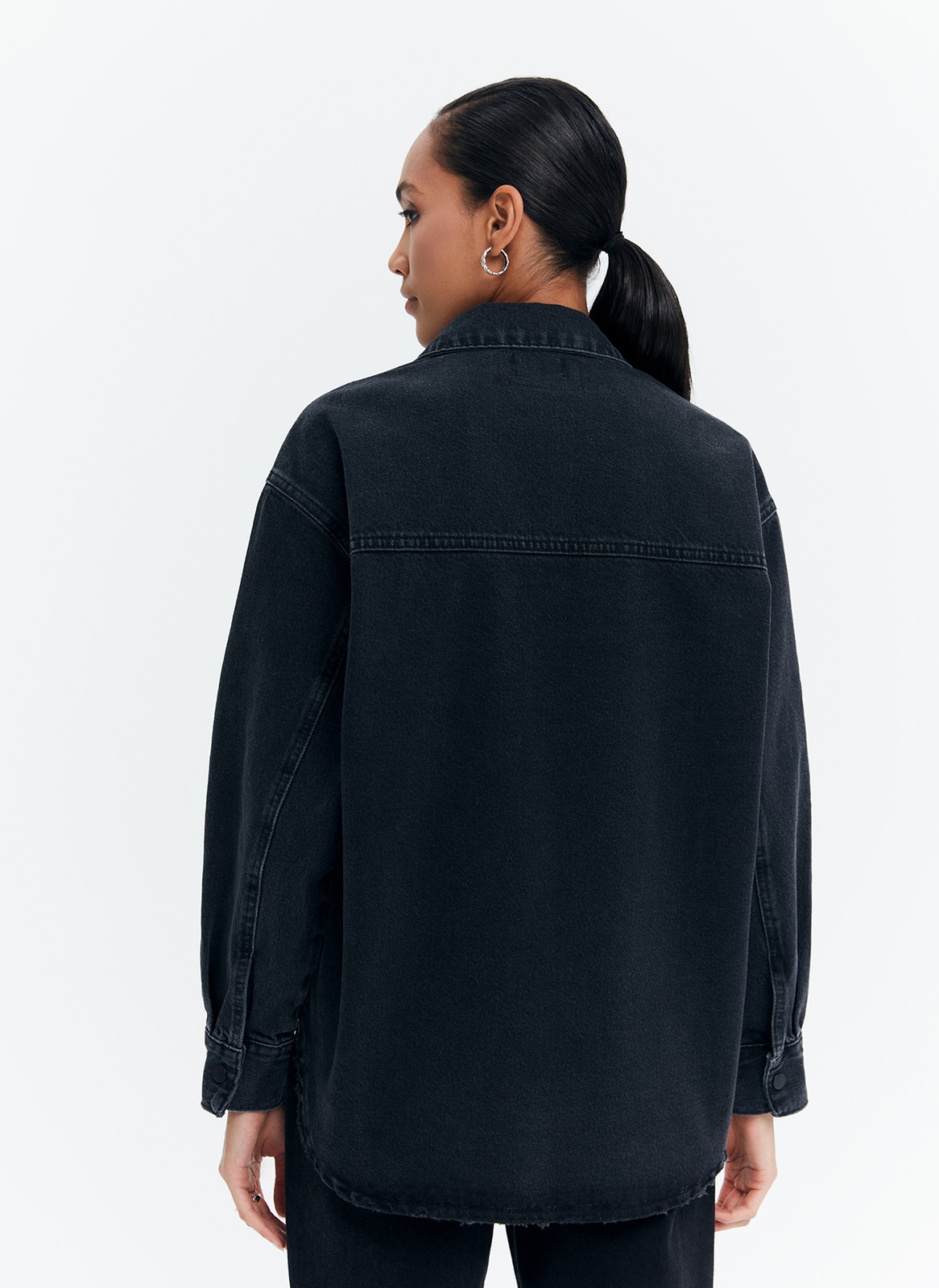 


Джинсовая рубашка-жакет с застежкой на кнопки. Воротник-стойка и накладные карманы для удобства. Есть манжеты для лучшей фиксации рукава. Спущенная линия плеча. Это базовая модель, которая будет сочетаться с любым элементом летнего гардероба: футболками, платьями или шортами. Можно носить самостоятельно или как жакет.

На модели размер XS