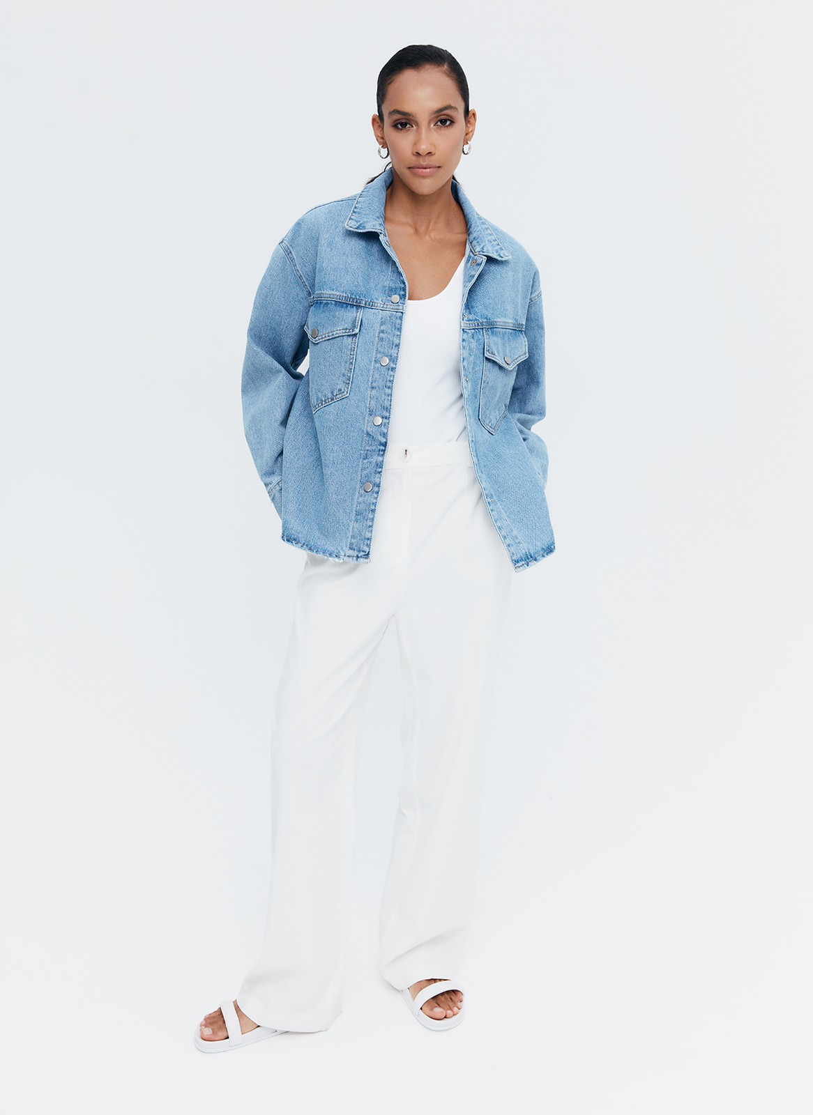 КУРТКА-РУБАШКА ДЖИНСОВАЯ НА КНОПКАХ, цвет: голубой Allweneed
Джинсовая рубашка-жакет с застежкой на кнопки. Воротник-стойка и накладные карманы для удобства. Есть манжеты для лучшей фиксации рукава. Спущенная линия плеча. Это базовая модель, которая будет сочетаться с любым элементом летнего гардероба: футболками, платьями или шортами. Можно носить самостоятельно или как жакет.
На модели размер XS