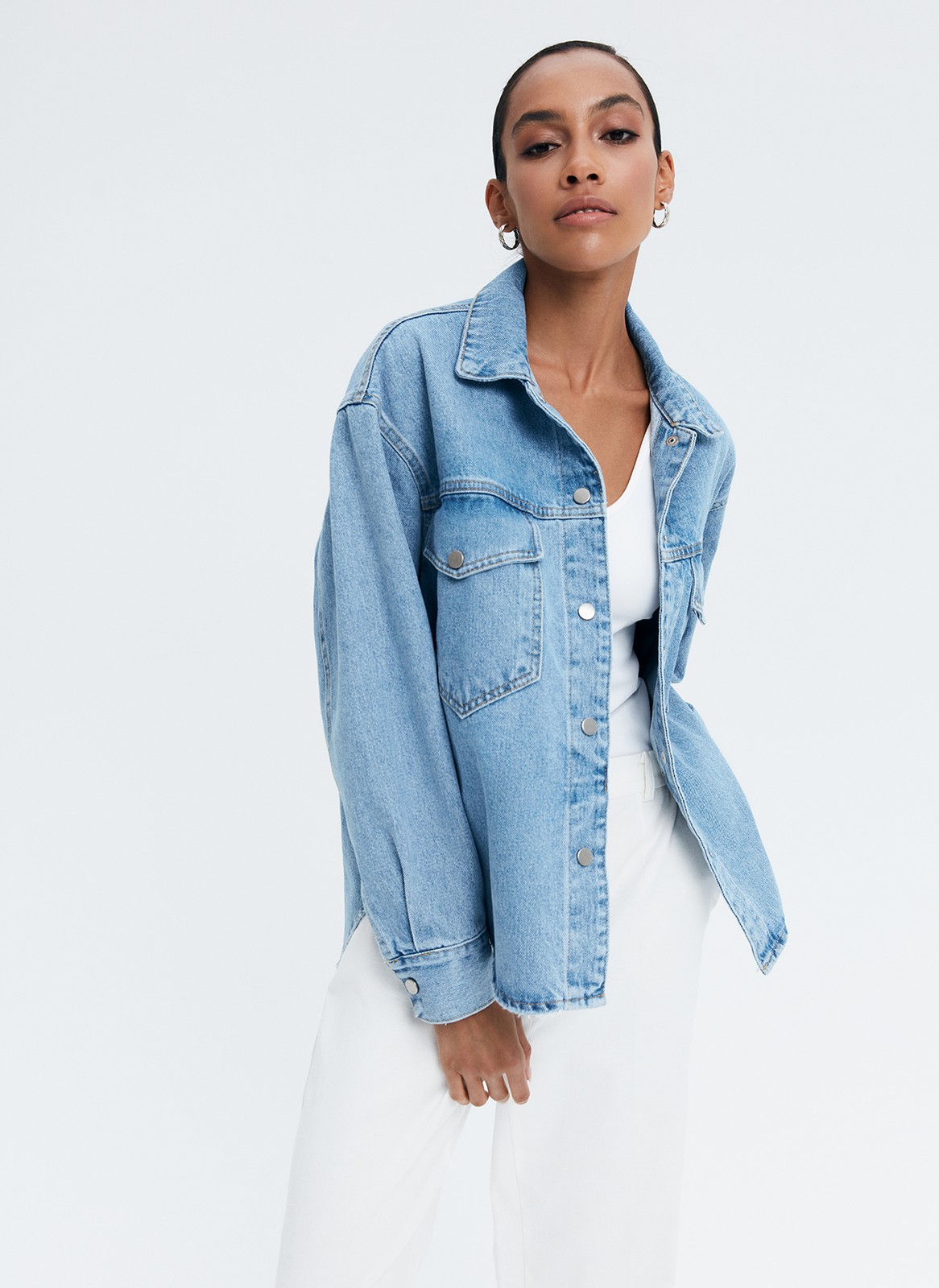 КУРТКА-РУБАШКА ДЖИНСОВАЯ НА КНОПКАХ, цвет: голубой Allweneed
Джинсовая рубашка-жакет с застежкой на кнопки. Воротник-стойка и накладные карманы для удобства. Есть манжеты для лучшей фиксации рукава. Спущенная линия плеча. Это базовая модель, которая будет сочетаться с любым элементом летнего гардероба: футболками, платьями или шортами. Можно носить самостоятельно или как жакет.
На модели размер XS