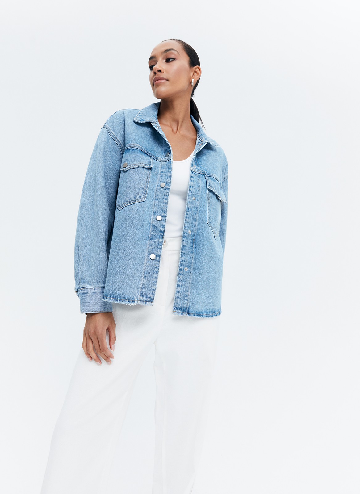 КУРТКА-РУБАШКА ДЖИНСОВАЯ НА КНОПКАХ, цвет: голубой Allweneed
Джинсовая рубашка-жакет с застежкой на кнопки. Воротник-стойка и накладные карманы для удобства. Есть манжеты для лучшей фиксации рукава. Спущенная линия плеча. Это базовая модель, которая будет сочетаться с любым элементом летнего гардероба: футболками, платьями или шортами. Можно носить самостоятельно или как жакет.
На модели размер XS