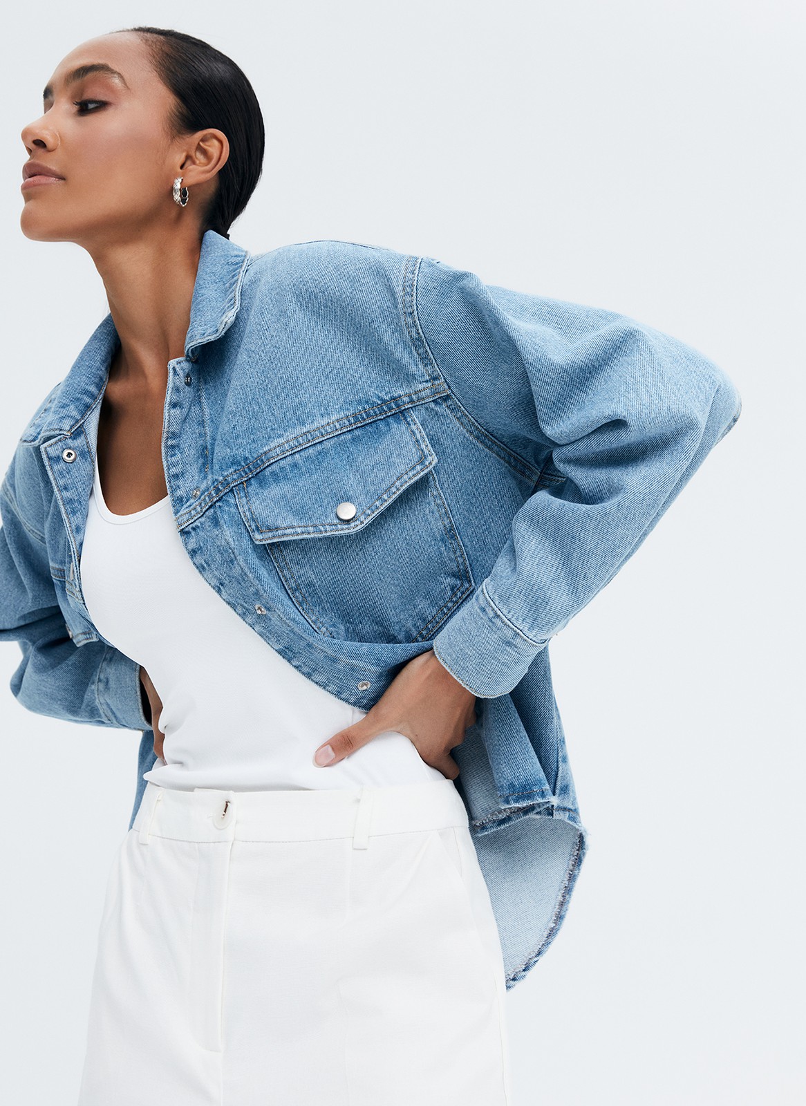 КУРТКА-РУБАШКА ДЖИНСОВАЯ НА КНОПКАХ, цвет: голубой Allweneed
Джинсовая рубашка-жакет с застежкой на кнопки. Воротник-стойка и накладные карманы для удобства. Есть манжеты для лучшей фиксации рукава. Спущенная линия плеча. Это базовая модель, которая будет сочетаться с любым элементом летнего гардероба: футболками, платьями или шортами. Можно носить самостоятельно или как жакет.
На модели размер XS