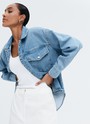 КУРТКА-РУБАШКА ДЖИНСОВАЯ НА КНОПКАХ, цвет: голубой Allweneed
Джинсовая рубашка-жакет с застежкой на кнопки. Воротник-стойка и накладные карманы для удобства. Есть манжеты для лучшей фиксации рукава. Спущенная линия плеча. Это базовая модель, которая будет сочетаться с любым элементом летнего гардероба: футболками, платьями или шортами. Можно носить самостоятельно или как жакет.
На модели размер XS