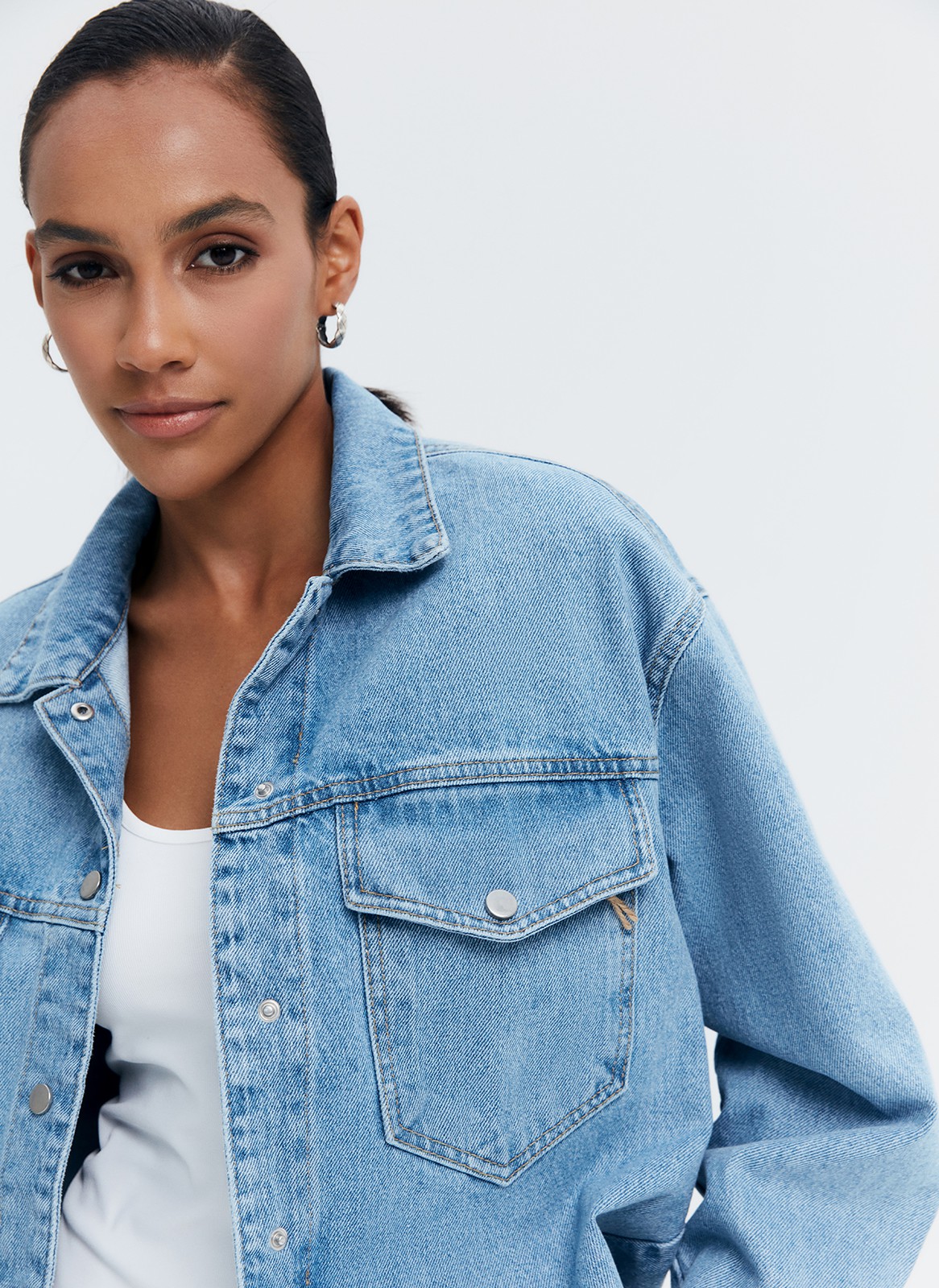 КУРТКА-РУБАШКА ДЖИНСОВАЯ НА КНОПКАХ, цвет: голубой Allweneed
Джинсовая рубашка-жакет с застежкой на кнопки. Воротник-стойка и накладные карманы для удобства. Есть манжеты для лучшей фиксации рукава. Спущенная линия плеча. Это базовая модель, которая будет сочетаться с любым элементом летнего гардероба: футболками, платьями или шортами. Можно носить самостоятельно или как жакет.
На модели размер XS