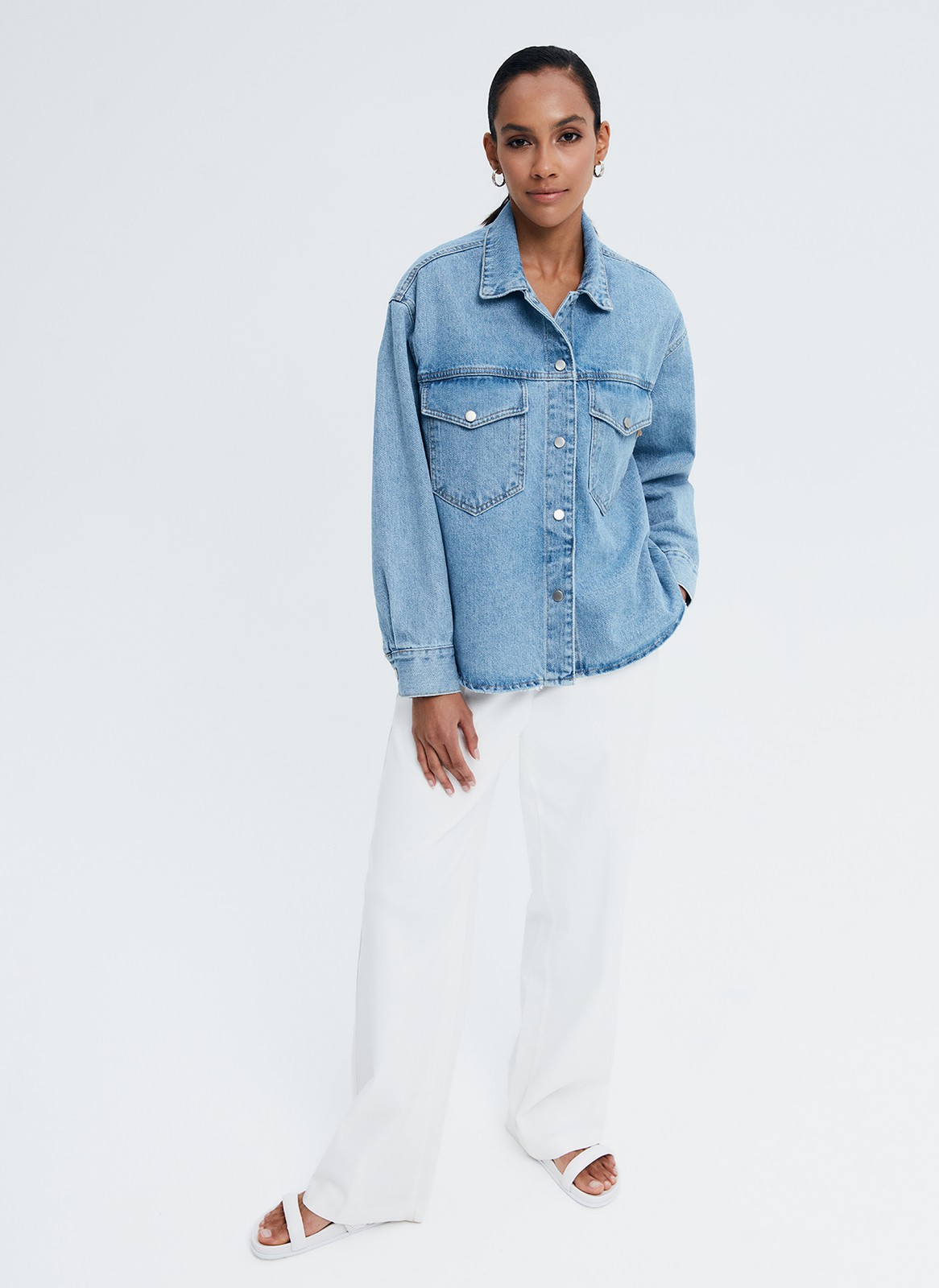 КУРТКА-РУБАШКА ДЖИНСОВАЯ НА КНОПКАХ, цвет: голубой Allweneed
Джинсовая рубашка-жакет с застежкой на кнопки. Воротник-стойка и накладные карманы для удобства. Есть манжеты для лучшей фиксации рукава. Спущенная линия плеча. Это базовая модель, которая будет сочетаться с любым элементом летнего гардероба: футболками, платьями или шортами. Можно носить самостоятельно или как жакет.
На модели размер XS