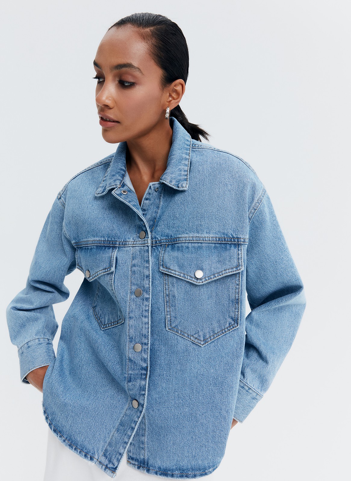 КУРТКА-РУБАШКА ДЖИНСОВАЯ НА КНОПКАХ, цвет: голубой Allweneed
Джинсовая рубашка-жакет с застежкой на кнопки. Воротник-стойка и накладные карманы для удобства. Есть манжеты для лучшей фиксации рукава. Спущенная линия плеча. Это базовая модель, которая будет сочетаться с любым элементом летнего гардероба: футболками, платьями или шортами. Можно носить самостоятельно или как жакет.
На модели размер XS