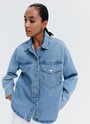 КУРТКА-РУБАШКА ДЖИНСОВАЯ НА КНОПКАХ, цвет: голубой Allweneed
Джинсовая рубашка-жакет с застежкой на кнопки. Воротник-стойка и накладные карманы для удобства. Есть манжеты для лучшей фиксации рукава. Спущенная линия плеча. Это базовая модель, которая будет сочетаться с любым элементом летнего гардероба: футболками, платьями или шортами. Можно носить самостоятельно или как жакет.
На модели размер XS