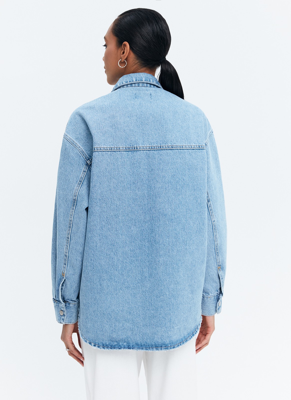 КУРТКА-РУБАШКА ДЖИНСОВАЯ НА КНОПКАХ, цвет: голубой Allweneed
Джинсовая рубашка-жакет с застежкой на кнопки. Воротник-стойка и накладные карманы для удобства. Есть манжеты для лучшей фиксации рукава. Спущенная линия плеча. Это базовая модель, которая будет сочетаться с любым элементом летнего гардероба: футболками, платьями или шортами. Можно носить самостоятельно или как жакет.
На модели размер XS