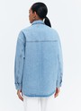 КУРТКА-РУБАШКА ДЖИНСОВАЯ НА КНОПКАХ, цвет: голубой Allweneed
Джинсовая рубашка-жакет с застежкой на кнопки. Воротник-стойка и накладные карманы для удобства. Есть манжеты для лучшей фиксации рукава. Спущенная линия плеча. Это базовая модель, которая будет сочетаться с любым элементом летнего гардероба: футболками, платьями или шортами. Можно носить самостоятельно или как жакет.
На модели размер XS
