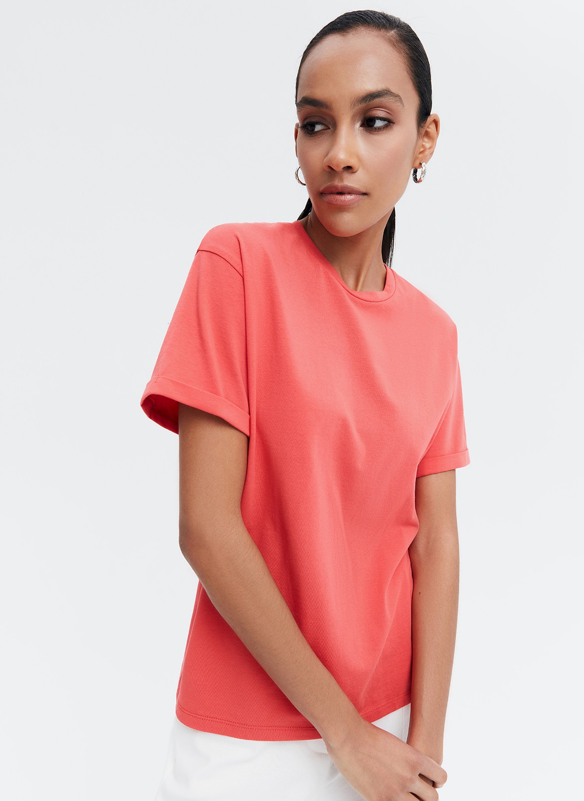 Футболка в стиле Boyfriend, цвет: коралловый Allweneed Футболка свободного кроя из слегка тянущегося хлопкового материала. В новой коллекции мы выпустили футболки в новыхбазовых, пастельных и приглушенных цветах.
На модели размер S