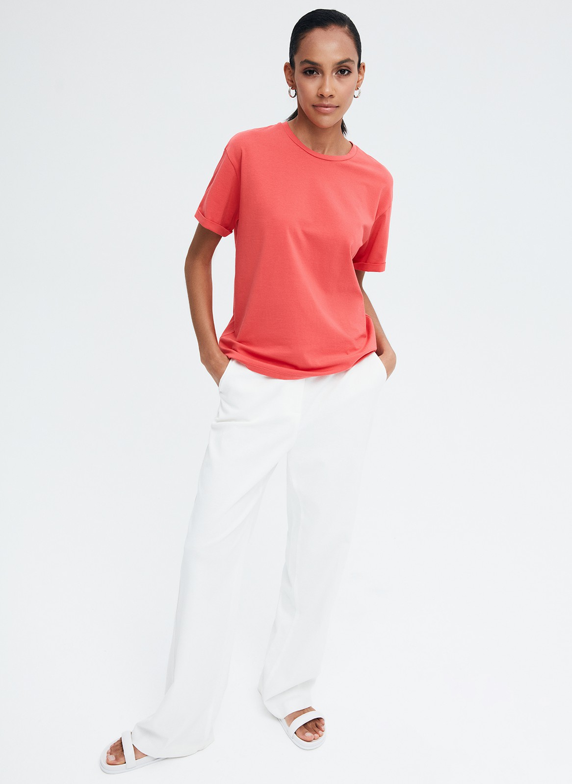 Футболка в стиле Boyfriend, цвет: коралловый Allweneed Футболка свободного кроя из слегка тянущегося хлопкового материала. В новой коллекции мы выпустили футболки в новыхбазовых, пастельных и приглушенных цветах.
На модели размер S
