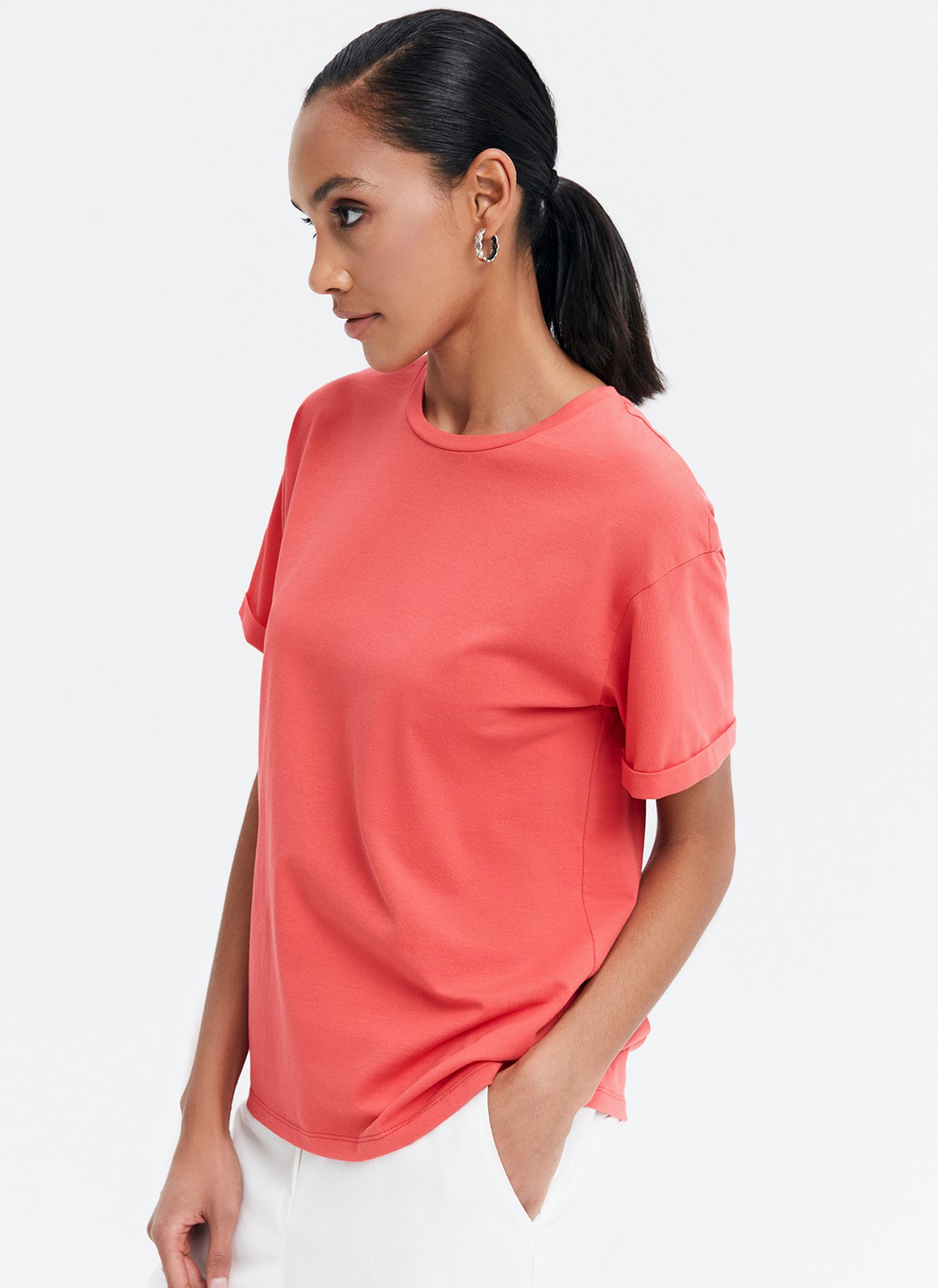 Футболка в стиле Boyfriend, цвет: коралловый Allweneed Футболка свободного кроя из слегка тянущегося хлопкового материала. В новой коллекции мы выпустили футболки в новыхбазовых, пастельных и приглушенных цветах.
На модели размер S