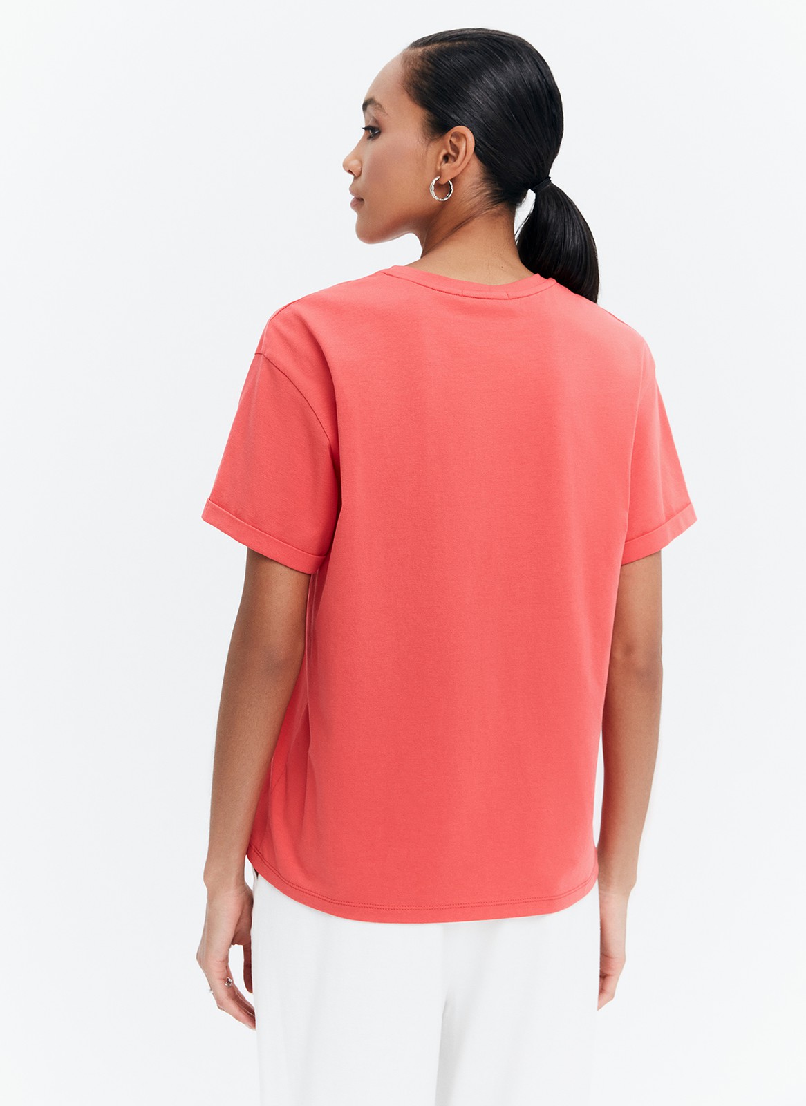 Футболка в стиле Boyfriend, цвет: коралловый Allweneed Футболка свободного кроя из слегка тянущегося хлопкового материала. В новой коллекции мы выпустили футболки в новыхбазовых, пастельных и приглушенных цветах.
На модели размер S