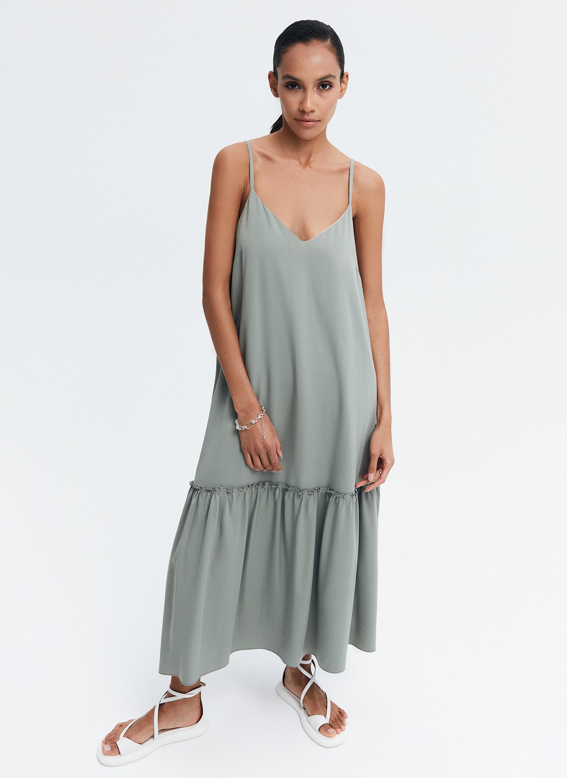 Широкое платье на тонких бретелях, цвет: мятный Allweneed
Летнее платье силуэта трапеция. Глубокий V-образный вырез для красивой зоны декольте. Бретели можно регулировать. Платье с романтичными воланами по низу юбки. Модель с тонкой подкладочной тканью из легкого и дышащего батиста, что делает изделие воздушнее. Мы добавили тоненький съемный пояс для хрупкости и нежности образа. Вам понравится легкая модель, чтобы надевать жарким летом. Носите с аккуратными украшениями и обувью на плоском ходу.
На модели размер XS