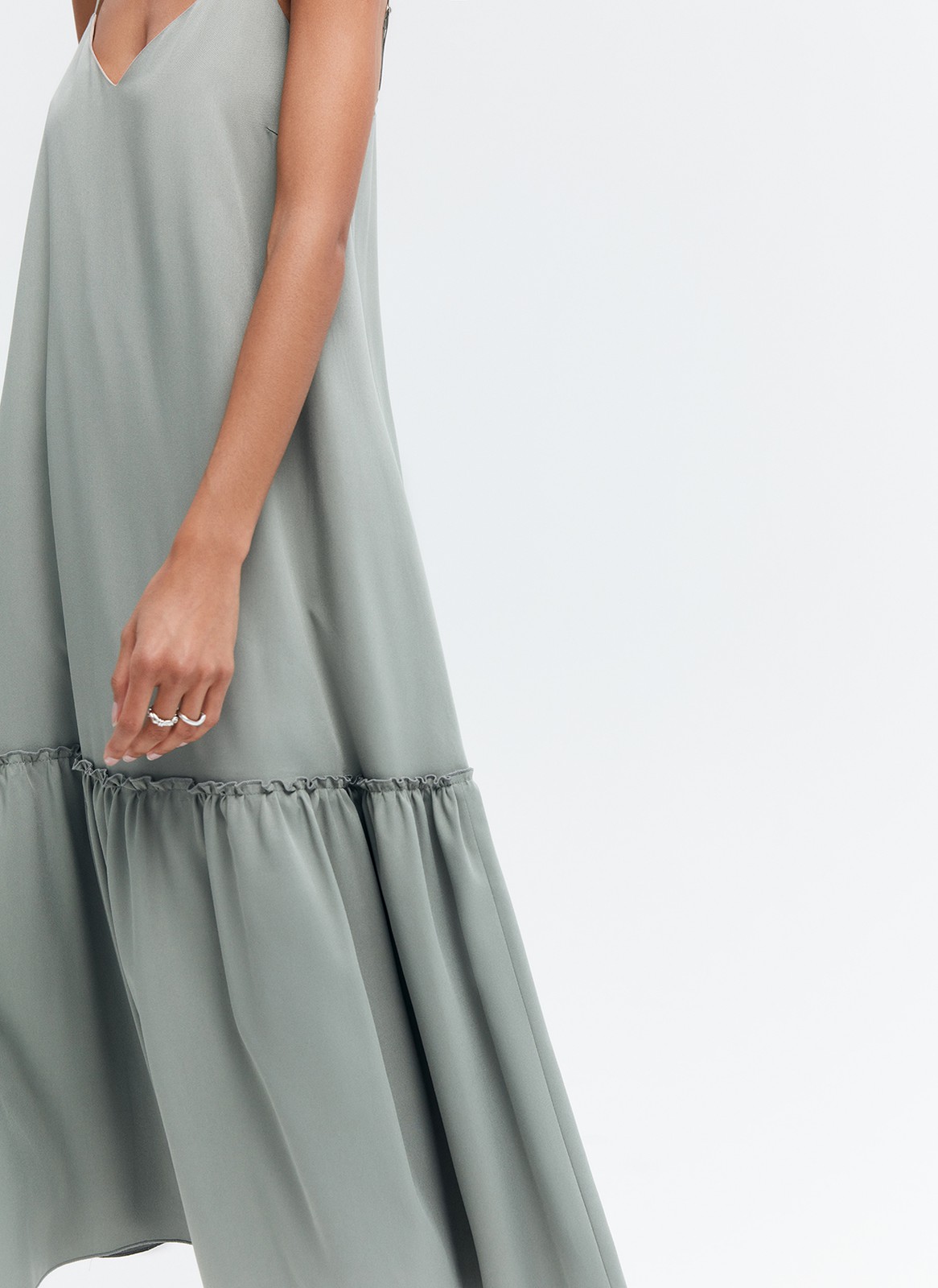 Широкое платье на тонких бретелях, цвет: мятный Allweneed
Летнее платье силуэта трапеция. Глубокий V-образный вырез для красивой зоны декольте. Бретели можно регулировать. Платье с романтичными воланами по низу юбки. Модель с тонкой подкладочной тканью из легкого и дышащего батиста, что делает изделие воздушнее. Мы добавили тоненький съемный пояс для хрупкости и нежности образа. Вам понравится легкая модель, чтобы надевать жарким летом. Носите с аккуратными украшениями и обувью на плоском ходу.
На модели размер XS
