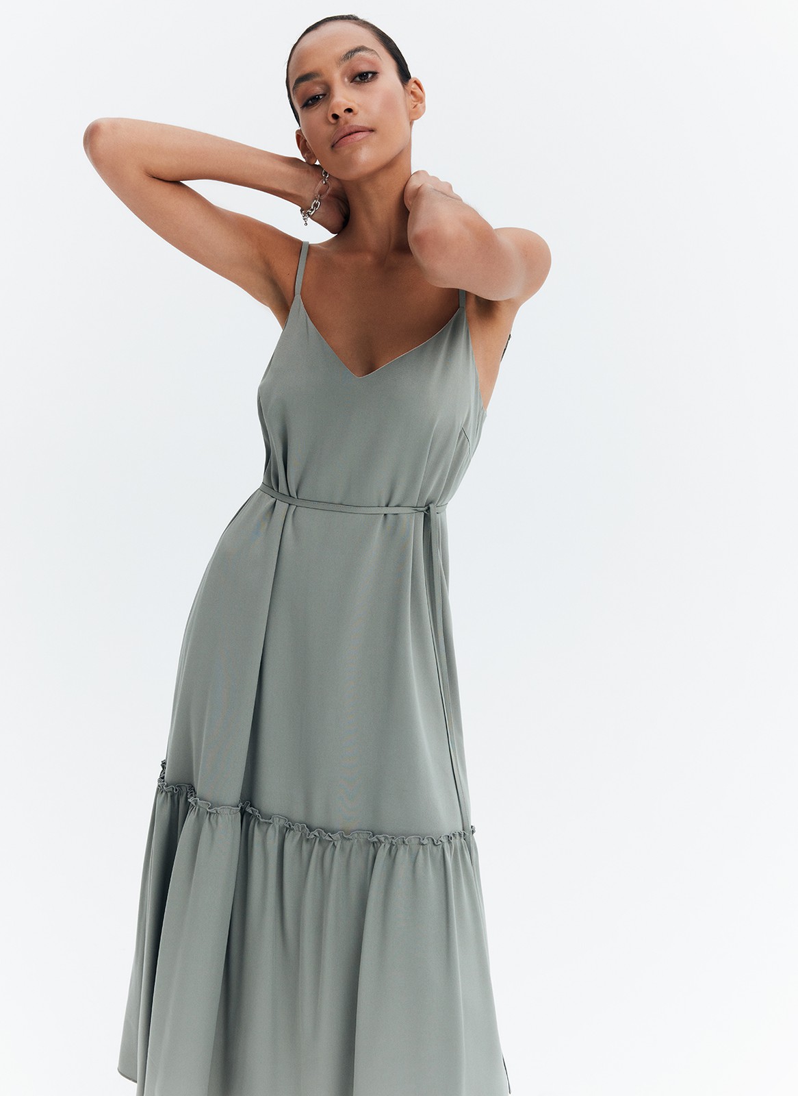 Широкое платье на тонких бретелях, цвет: мятный Allweneed
Летнее платье силуэта трапеция. Глубокий V-образный вырез для красивой зоны декольте. Бретели можно регулировать. Платье с романтичными воланами по низу юбки. Модель с тонкой подкладочной тканью из легкого и дышащего батиста, что делает изделие воздушнее. Мы добавили тоненький съемный пояс для хрупкости и нежности образа. Вам понравится легкая модель, чтобы надевать жарким летом. Носите с аккуратными украшениями и обувью на плоском ходу.
На модели размер XS