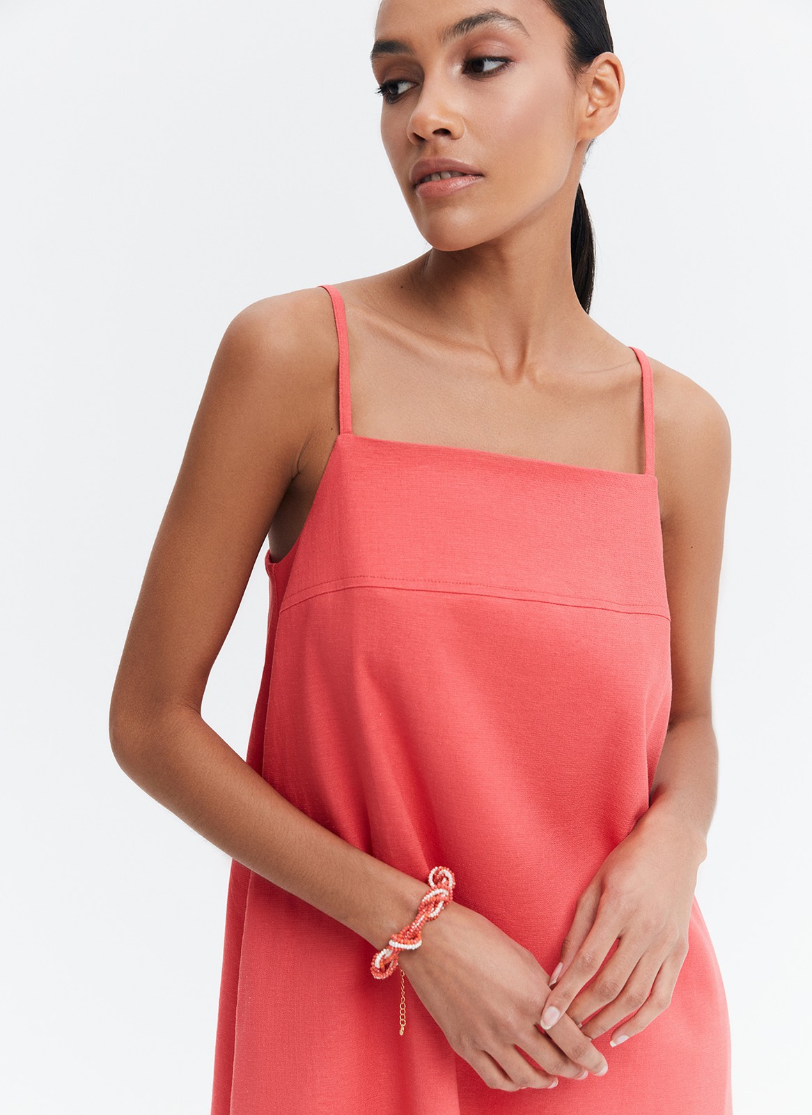 Платье-мини колокол, цвет: коралловый Allweneed
Платье-мини формы колокол. Модель из натурального льна и из вискозы, поэтому ваше тело дышит 24/7. На спинке ключевая деталь модели тесьма, которая соединяет бретели для лучшей посадки. Длина бретелей регулируется. Удобными карманами в боковых швах, чтобы положить необходимые вещи. Составляйте расслабленные летние образы с сандалиями и вьетнамками.
На модели размер XS