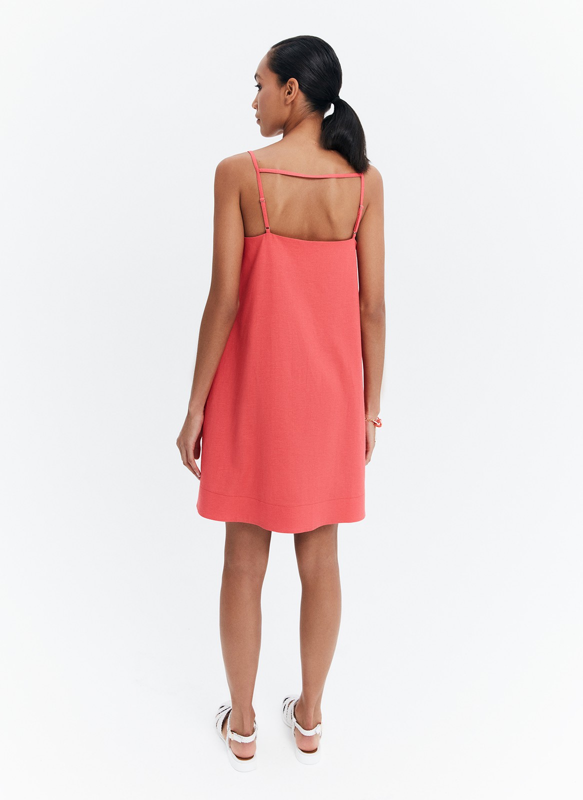 Платье-мини колокол, цвет: коралловый Allweneed
Платье-мини формы колокол. Модель из натурального льна и из вискозы, поэтому ваше тело дышит 24/7. На спинке ключевая деталь модели тесьма, которая соединяет бретели для лучшей посадки. Длина бретелей регулируется. Удобными карманами в боковых швах, чтобы положить необходимые вещи. Составляйте расслабленные летние образы с сандалиями и вьетнамками.
На модели размер XS