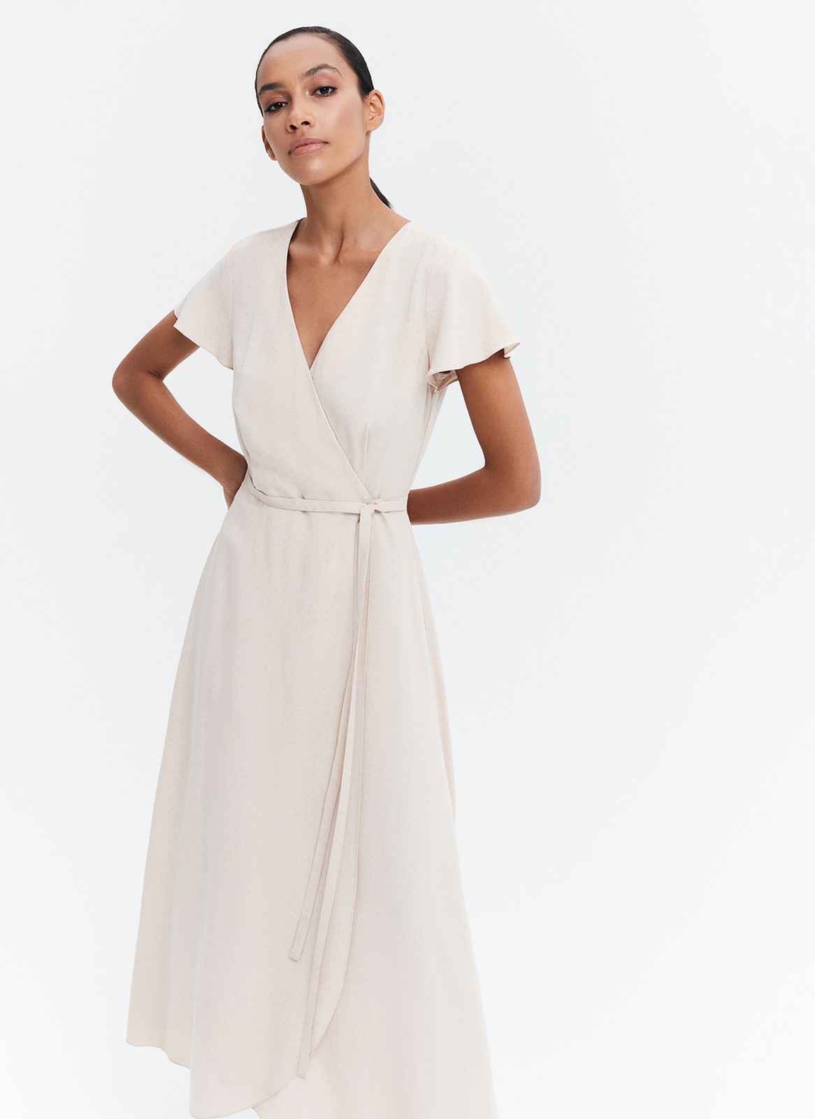 Платье-миди с запахом, цвет: бежевый Allweneed
Платье свободного силуэта на запх из 100% вискозы. Благодаря лаконичному крою ткань ниспадает мягкими складками и хорошо фиксируется на талии. Удлиненный пояс для лучшей посадки. Легкая и дышащая ткань жаккард мягкая и приятная на ощупь. Это одна из самых универсальных моделей, которая идет девушкам с разной фигурой и ростом. Обратите внимание на него, когда будете искать базовое платье.
На модели размер XS