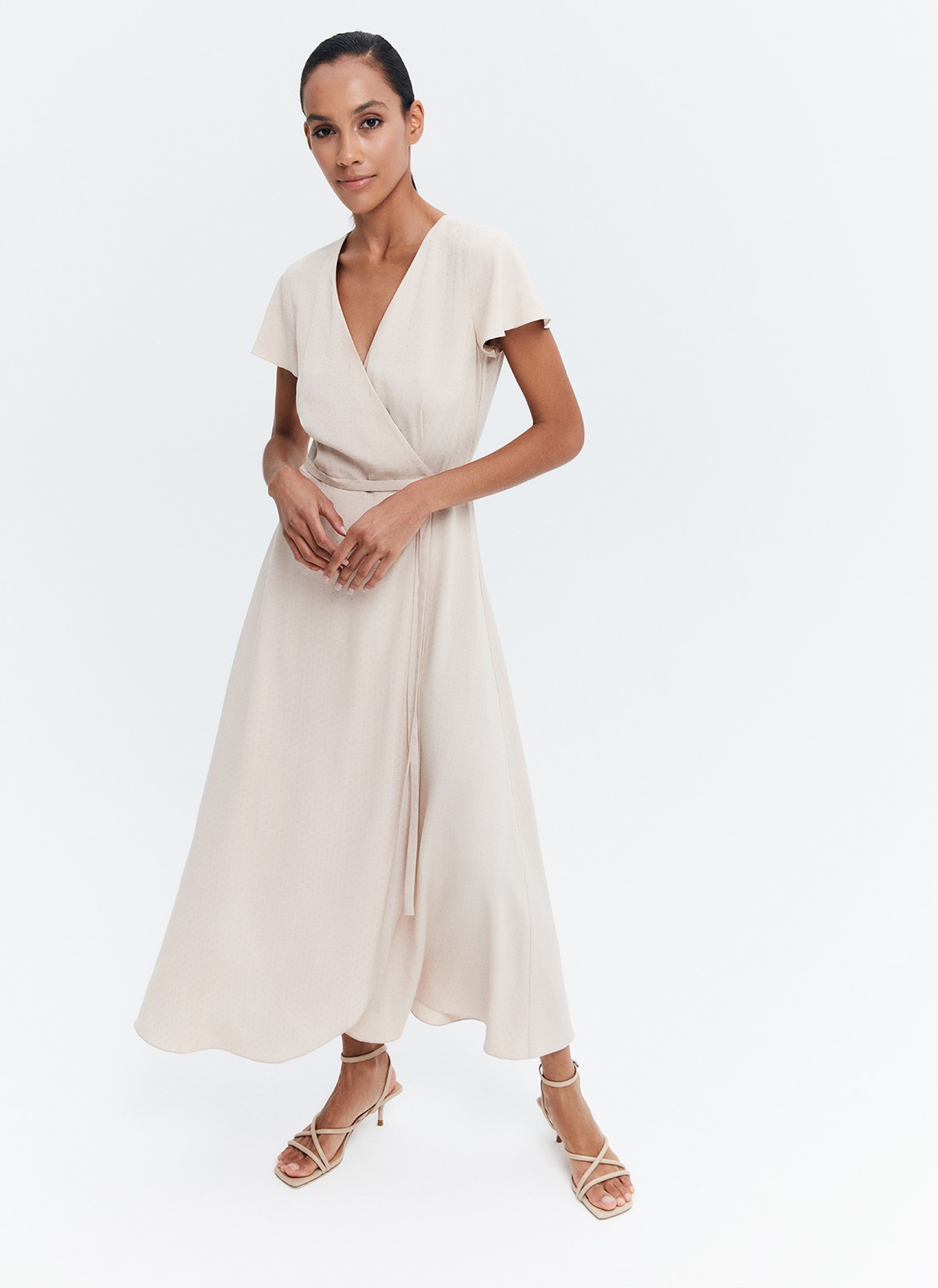 Платье-миди с запахом, цвет: бежевый Allweneed
Платье свободного силуэта на запх из 100% вискозы. Благодаря лаконичному крою ткань ниспадает мягкими складками и хорошо фиксируется на талии. Удлиненный пояс для лучшей посадки. Легкая и дышащая ткань жаккард мягкая и приятная на ощупь. Это одна из самых универсальных моделей, которая идет девушкам с разной фигурой и ростом. Обратите внимание на него, когда будете искать базовое платье.
На модели размер XS