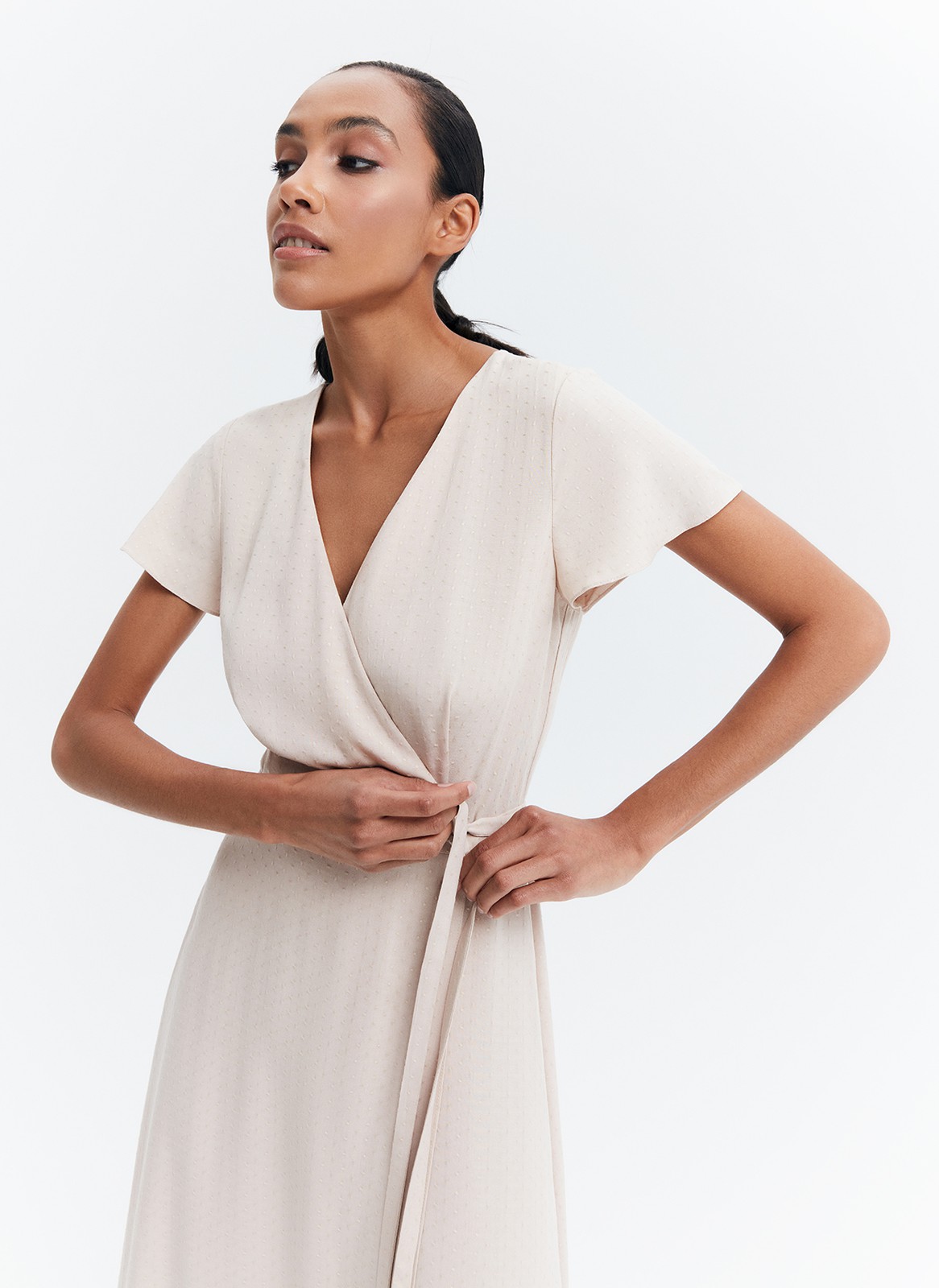 Платье-миди с запахом, цвет: бежевый Allweneed
Платье свободного силуэта на запх из 100% вискозы. Благодаря лаконичному крою ткань ниспадает мягкими складками и хорошо фиксируется на талии. Удлиненный пояс для лучшей посадки. Легкая и дышащая ткань жаккард мягкая и приятная на ощупь. Это одна из самых универсальных моделей, которая идет девушкам с разной фигурой и ростом. Обратите внимание на него, когда будете искать базовое платье.
На модели размер XS