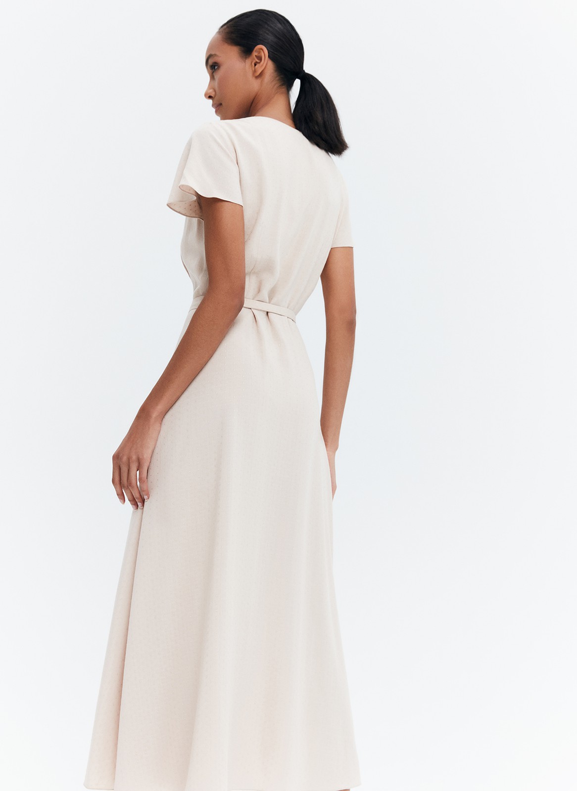 Платье-миди с запахом, цвет: бежевый Allweneed
Платье свободного силуэта на запх из 100% вискозы. Благодаря лаконичному крою ткань ниспадает мягкими складками и хорошо фиксируется на талии. Удлиненный пояс для лучшей посадки. Легкая и дышащая ткань жаккард мягкая и приятная на ощупь. Это одна из самых универсальных моделей, которая идет девушкам с разной фигурой и ростом. Обратите внимание на него, когда будете искать базовое платье.
На модели размер XS