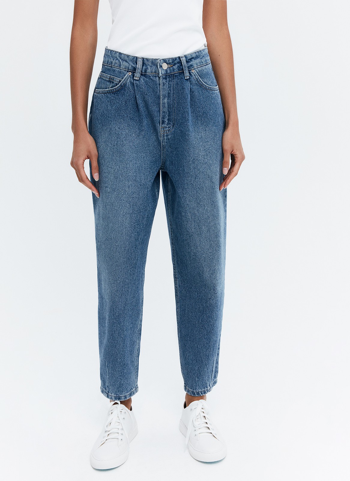 Джинсы-бананы с высокой посадкой, цвет: Индиго Allweneed
Джинсы-бананы с высокой талией. Широкие, но немного зауженные книзу. Застежка на пуговицу и классические карманы. Мы выполнили джинсы из хлопка, чтобы вам было комфортно. Актуальная модель для лета. Такой фасон можно носить как с облегающими топами, так и с рубашками oversize.
На модели размер XS