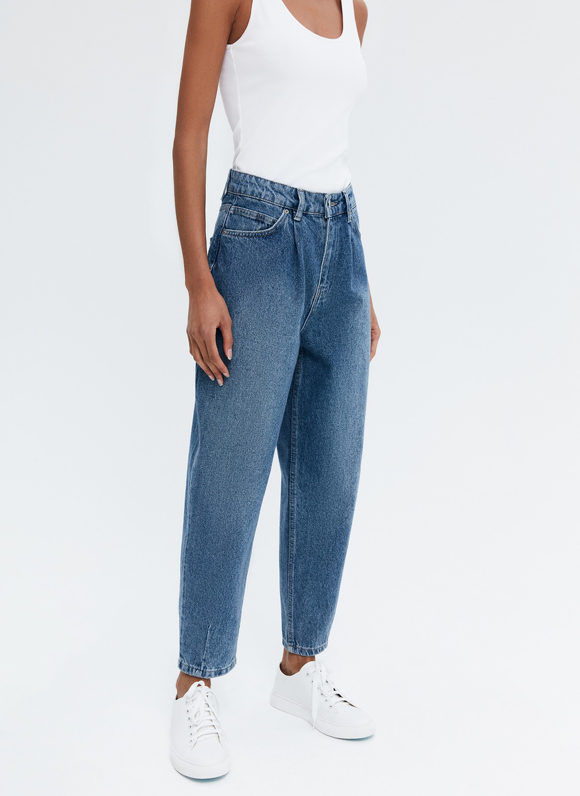 Джинсы-бананы с высокой посадкой, цвет: Индиго Allweneed
Джинсы-бананы с высокой талией. Широкие, но немного зауженные книзу. Застежка на пуговицу и классические карманы. Мы выполнили джинсы из хлопка, чтобы вам было комфортно. Актуальная модель для лета. Такой фасон можно носить как с облегающими топами, так и с рубашками oversize.
На модели размер XS