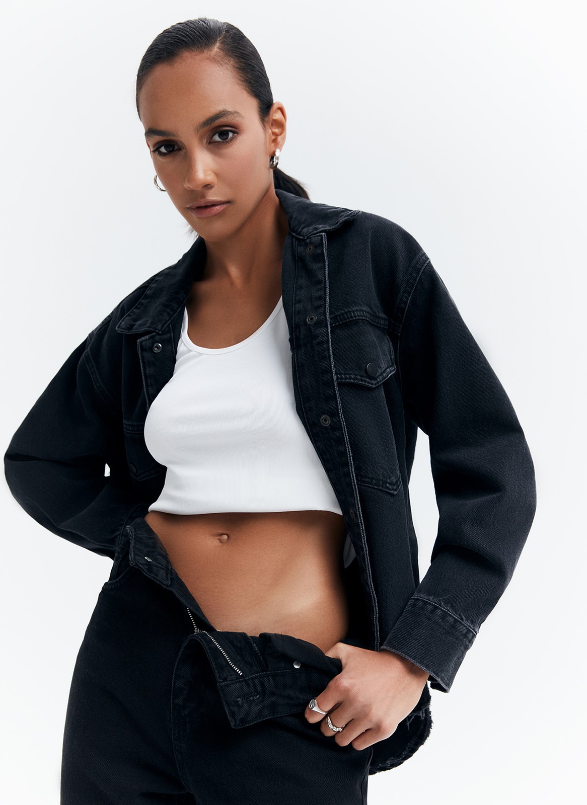 


Джинсовая рубашка-жакет с застежкой на кнопки. Воротник-стойка и накладные карманы для удобства. Есть манжеты для лучшей фиксации рукава. Спущенная линия плеча. Это базовая модель, которая будет сочетаться с любым элементом летнего гардероба: футболками, платьями или шортами. Можно носить самостоятельно или как жакет.

На модели размер XS