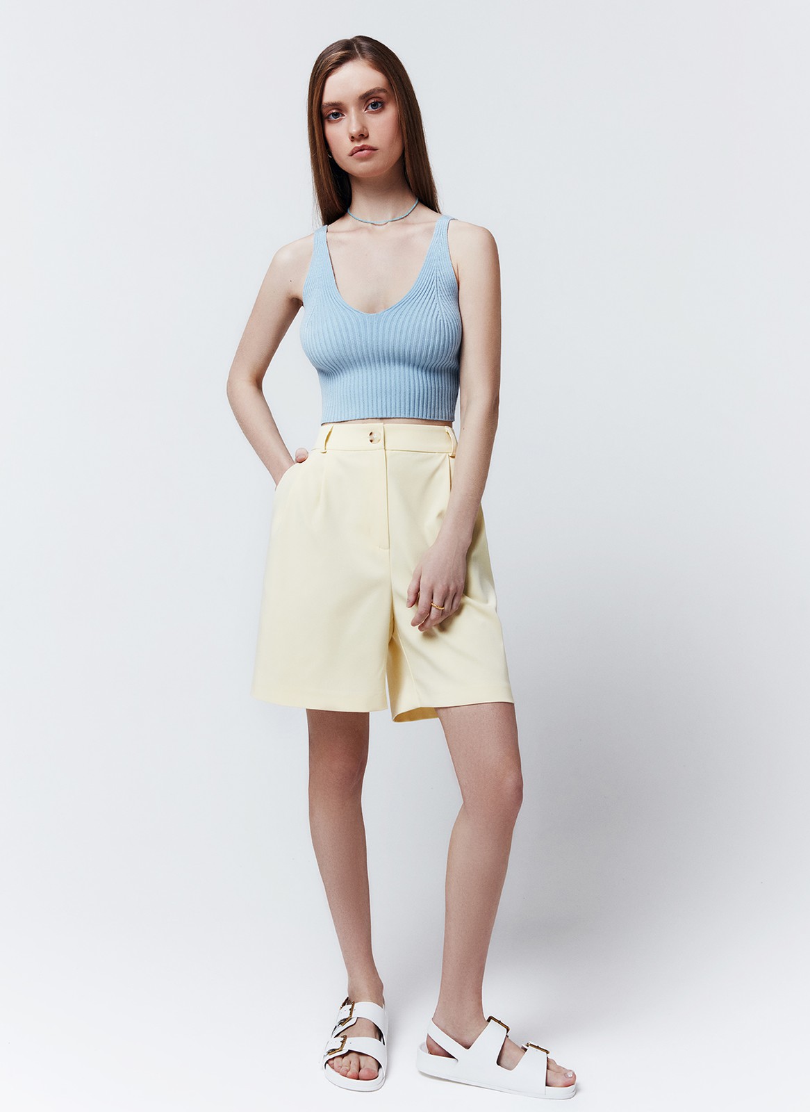 Вязаный топ на тонких бретелях, цвет: голубой Allweneed
Топ из плотного трикотажа в рубчик. Мы изготовили модель из гладких нитей вискозы, поэтому ткань очень приятна на ощупь. Красивая зона декольте. Носите с джинсами и юбками на высокой посадке в любое время года.
На модели размер XS