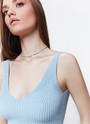 Вязаный топ на тонких бретелях, цвет: голубой Allweneed
Топ из плотного трикотажа в рубчик. Мы изготовили модель из гладких нитей вискозы, поэтому ткань очень приятна на ощупь. Красивая зона декольте. Носите с джинсами и юбками на высокой посадке в любое время года.
На модели размер XS