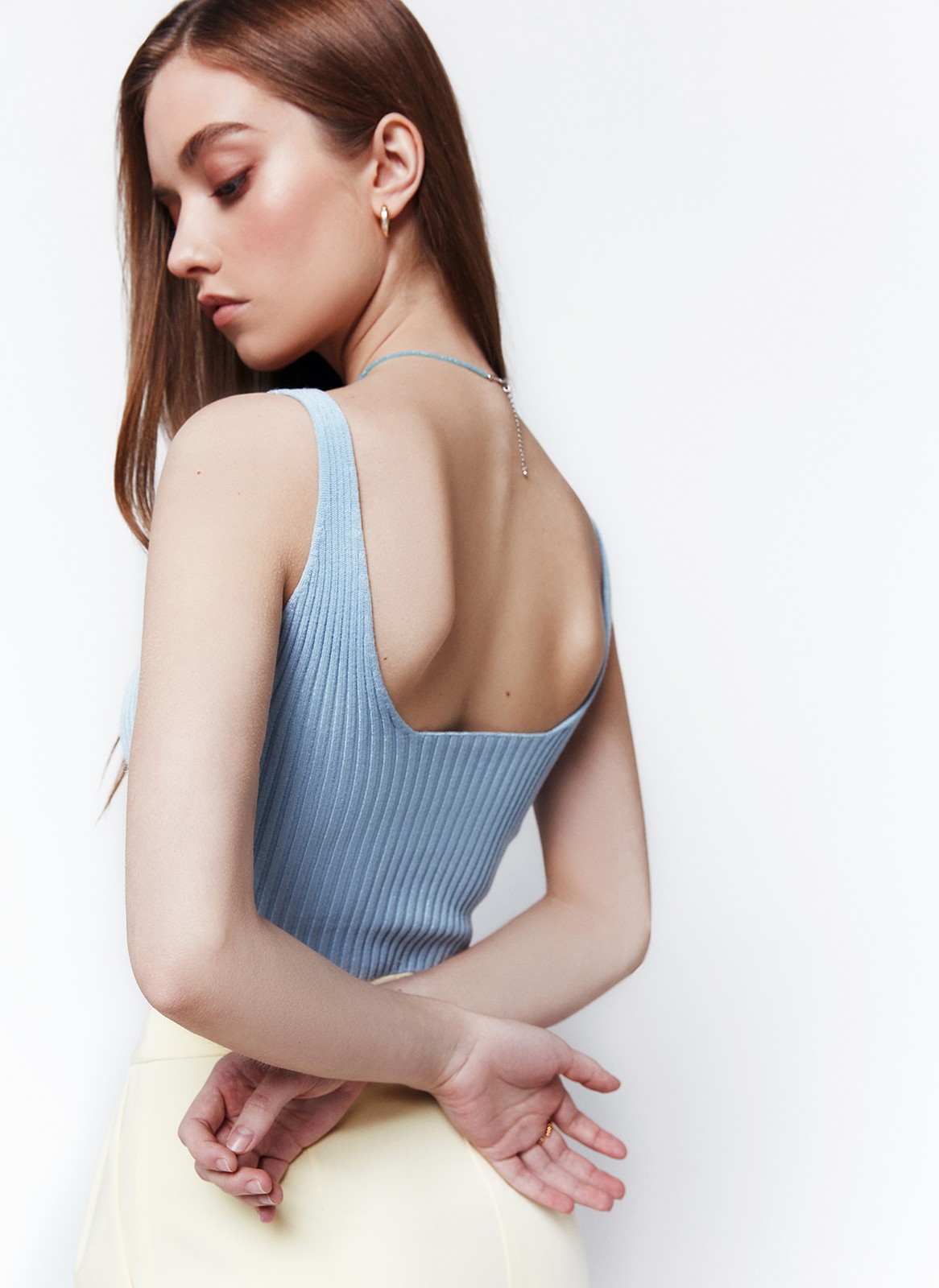 Вязаный топ на тонких бретелях, цвет: голубой Allweneed
Топ из плотного трикотажа в рубчик. Мы изготовили модель из гладких нитей вискозы, поэтому ткань очень приятна на ощупь. Красивая зона декольте. Носите с джинсами и юбками на высокой посадке в любое время года.
На модели размер XS