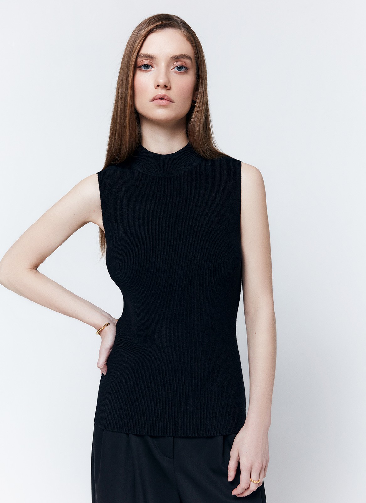 Вязаный топ в рубчик, цвет: Черный Allweneed
Удлиненный топ прямого кроя альтернатива футболкам на каждый день. Модель из мягкой вискозы, поэтому в ней комфортно и весной, и летом. Плотное переплетение шелковистых нитей придает топу прочность. Эту модель можно носить как с джинсами, так и юбками из новой коллекции. Выбирайте среди трех актуальных оттенков.
На модели размер XS/S