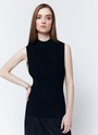 Вязаный топ в рубчик, цвет: Черный Allweneed
Удлиненный топ прямого кроя альтернатива футболкам на каждый день. Модель из мягкой вискозы, поэтому в ней комфортно и весной, и летом. Плотное переплетение шелковистых нитей придает топу прочность. Эту модель можно носить как с джинсами, так и юбками из новой коллекции. Выбирайте среди трех актуальных оттенков.
На модели размер XS/S