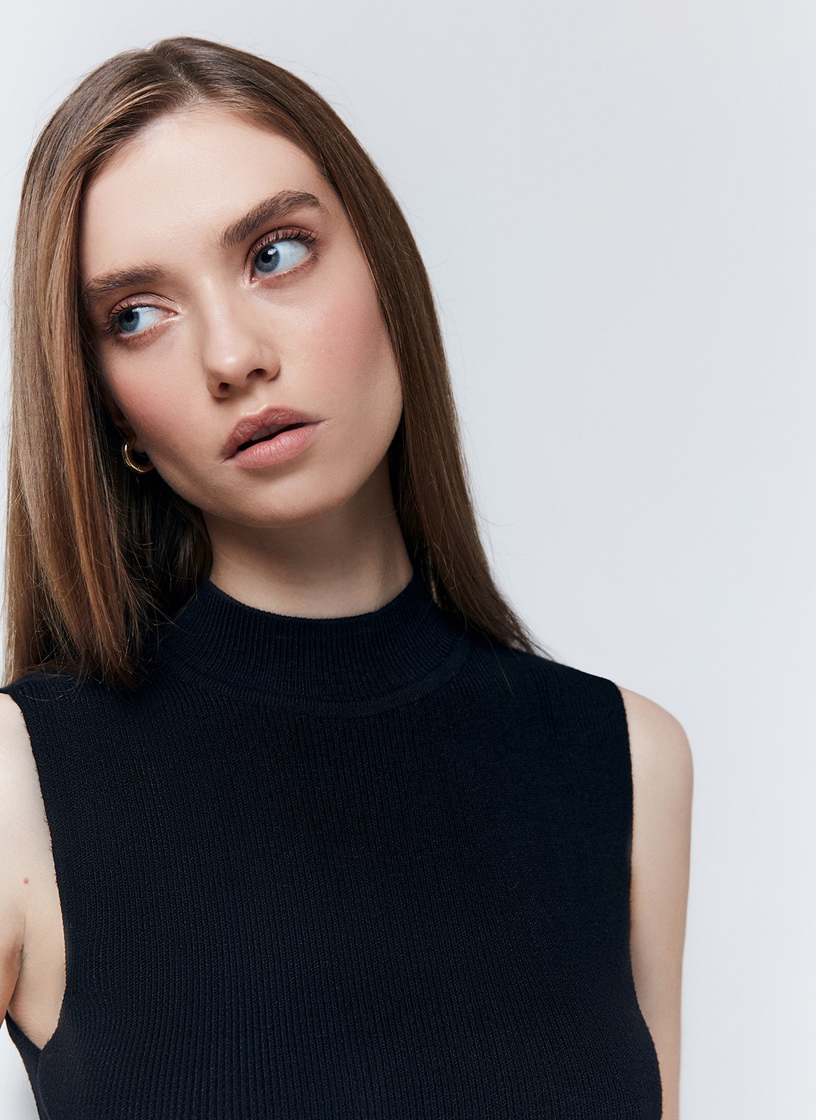 Вязаный топ в рубчик, цвет: Черный Allweneed
Удлиненный топ прямого кроя альтернатива футболкам на каждый день. Модель из мягкой вискозы, поэтому в ней комфортно и весной, и летом. Плотное переплетение шелковистых нитей придает топу прочность. Эту модель можно носить как с джинсами, так и юбками из новой коллекции. Выбирайте среди трех актуальных оттенков.
На модели размер XS/S