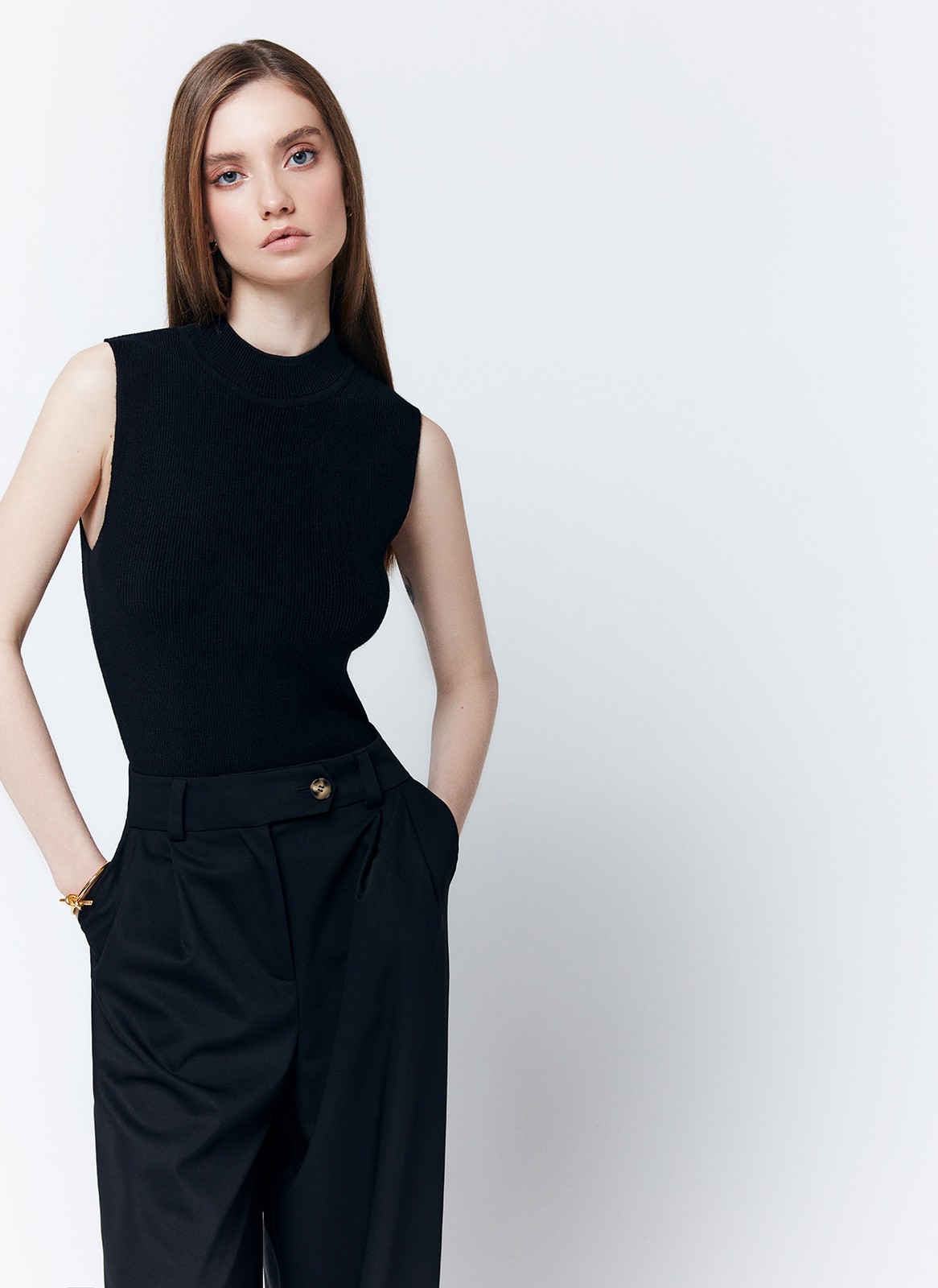 Вязаный топ в рубчик, цвет: Черный Allweneed
Удлиненный топ прямого кроя альтернатива футболкам на каждый день. Модель из мягкой вискозы, поэтому в ней комфортно и весной, и летом. Плотное переплетение шелковистых нитей придает топу прочность. Эту модель можно носить как с джинсами, так и юбками из новой коллекции. Выбирайте среди трех актуальных оттенков.
На модели размер XS/S