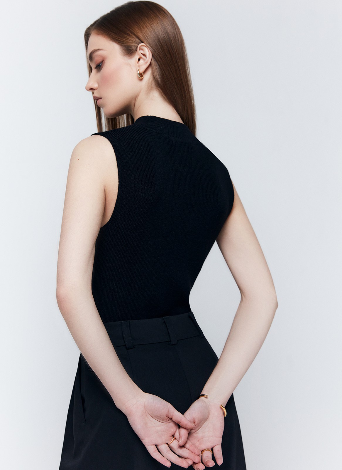 Вязаный топ в рубчик, цвет: Черный Allweneed
Удлиненный топ прямого кроя альтернатива футболкам на каждый день. Модель из мягкой вискозы, поэтому в ней комфортно и весной, и летом. Плотное переплетение шелковистых нитей придает топу прочность. Эту модель можно носить как с джинсами, так и юбками из новой коллекции. Выбирайте среди трех актуальных оттенков.
На модели размер XS/S