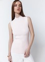 Вязаный топ в рубчик, цвет: светло-розовый Allweneed
Удлиненный топ прямого кроя альтернатива футболкам на каждый день. Модель из мягкой вискозы, поэтому в ней комфортно и весной, и летом. Плотное переплетение шелковистых нитей придает топу прочность. Эту модель можно носить как с джинсами, так и юбками из новой коллекции. Выбирайте среди трех актуальных оттенков.
На модели размер XS/S