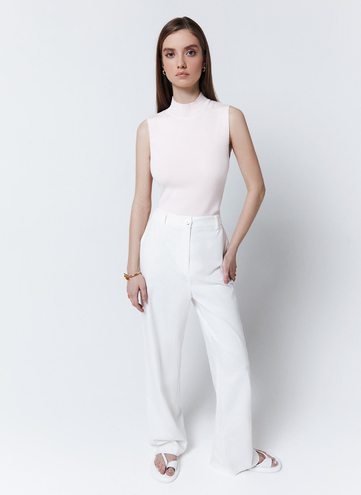 Вязаный топ в рубчик, цвет: светло-розовый Allweneed
Удлиненный топ прямого кроя альтернатива футболкам на каждый день. Модель из мягкой вискозы, поэтому в ней комфортно и весной, и летом. Плотное переплетение шелковистых нитей придает топу прочность. Эту модель можно носить как с джинсами, так и юбками из новой коллекции. Выбирайте среди трех актуальных оттенков.
На модели размер XS/S