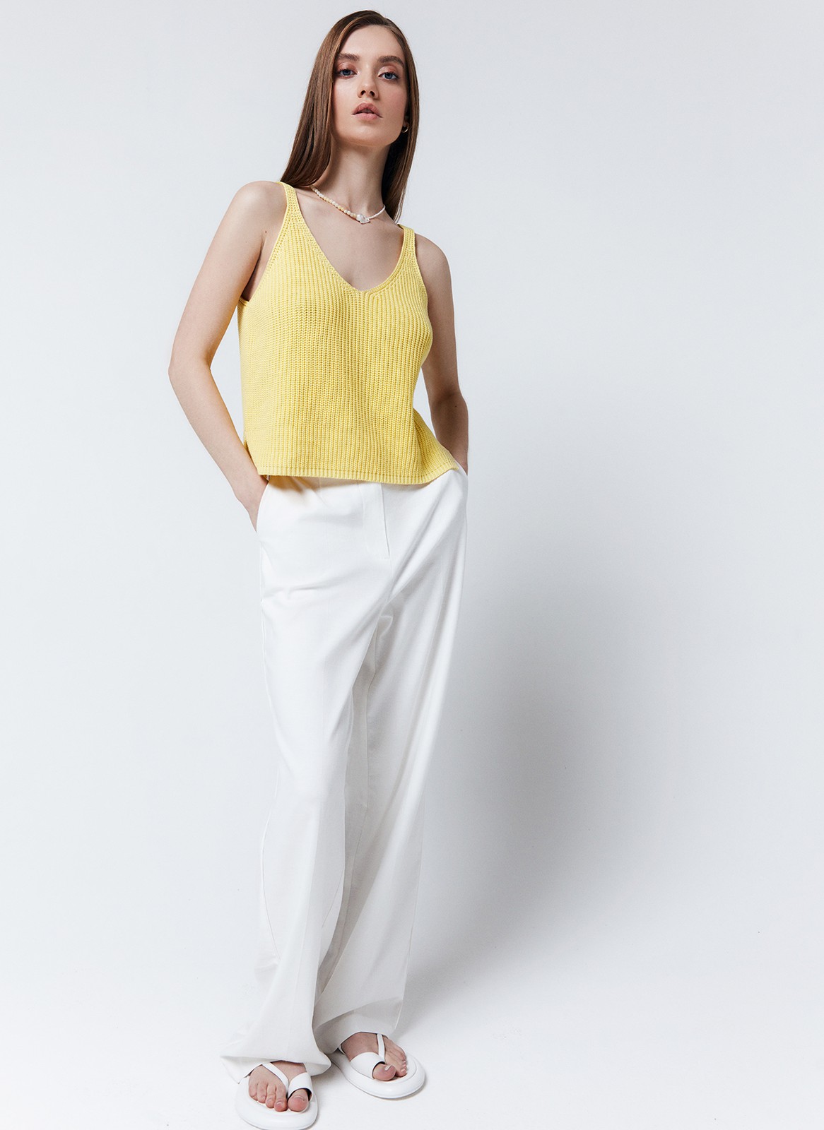 ТОП ИЗ ВЯЗАНОГО ТРИКОТАЖА С РАЗРЕЗАМИ, цвет: ванильный Allweneed
Вязаный топ в крупный рубчик. Тонкие бретели и глубокий V-образныйвырез. Благодаря хлопковой нити мягкий топ отлично держит форму и позволяет вашей коже дышать. Так, если не знаете, что надеть в летнюю погоду наденьте этот топ. Можно сочетать с любым низом: джинсами, брюками, шортами и юбками.
На модели размерXS/S