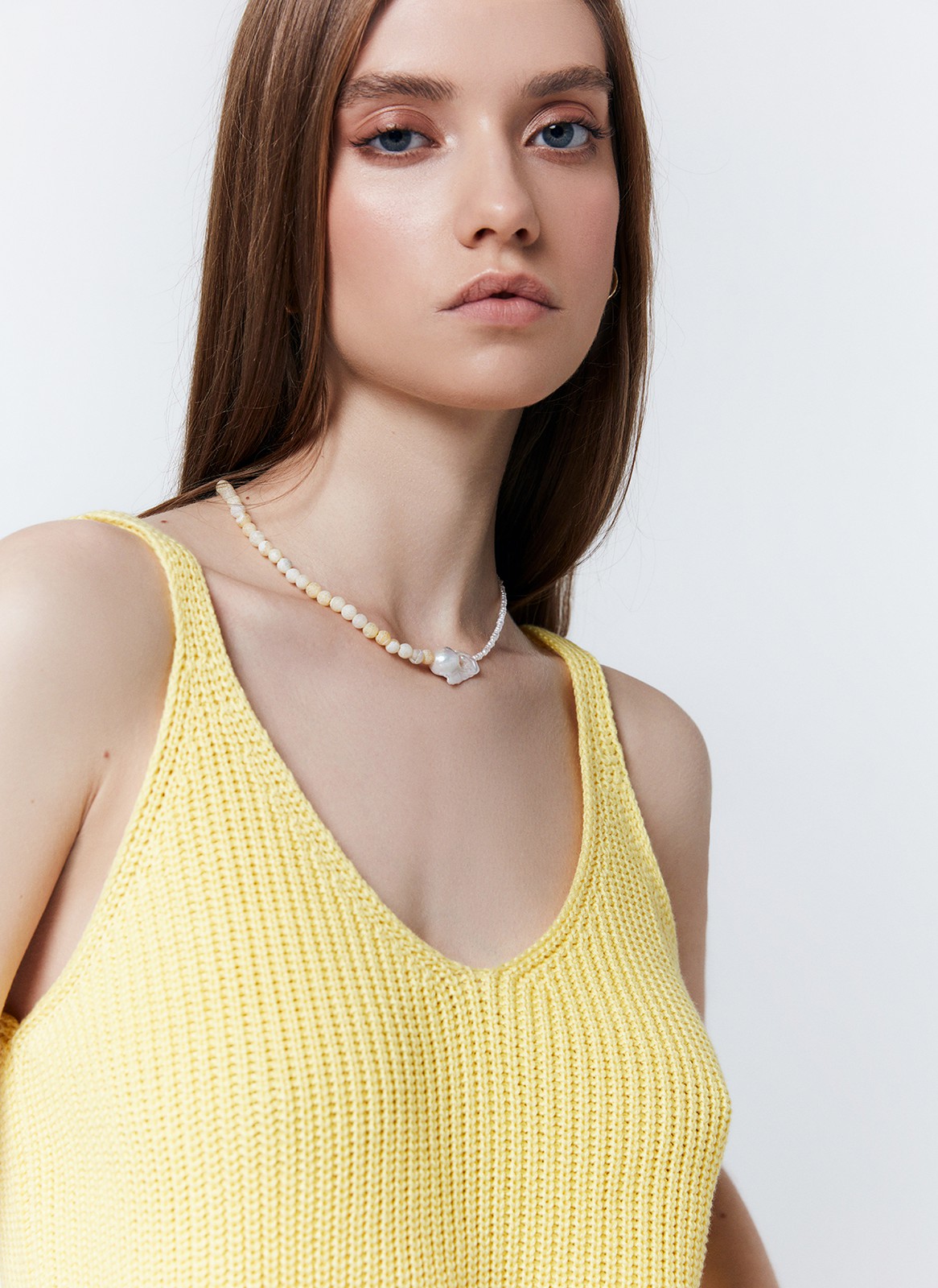 ТОП ИЗ ВЯЗАНОГО ТРИКОТАЖА С РАЗРЕЗАМИ, цвет: ванильный Allweneed
Вязаный топ в крупный рубчик. Тонкие бретели и глубокий V-образныйвырез. Благодаря хлопковой нити мягкий топ отлично держит форму и позволяет вашей коже дышать. Так, если не знаете, что надеть в летнюю погоду наденьте этот топ. Можно сочетать с любым низом: джинсами, брюками, шортами и юбками.
На модели размерXS/S