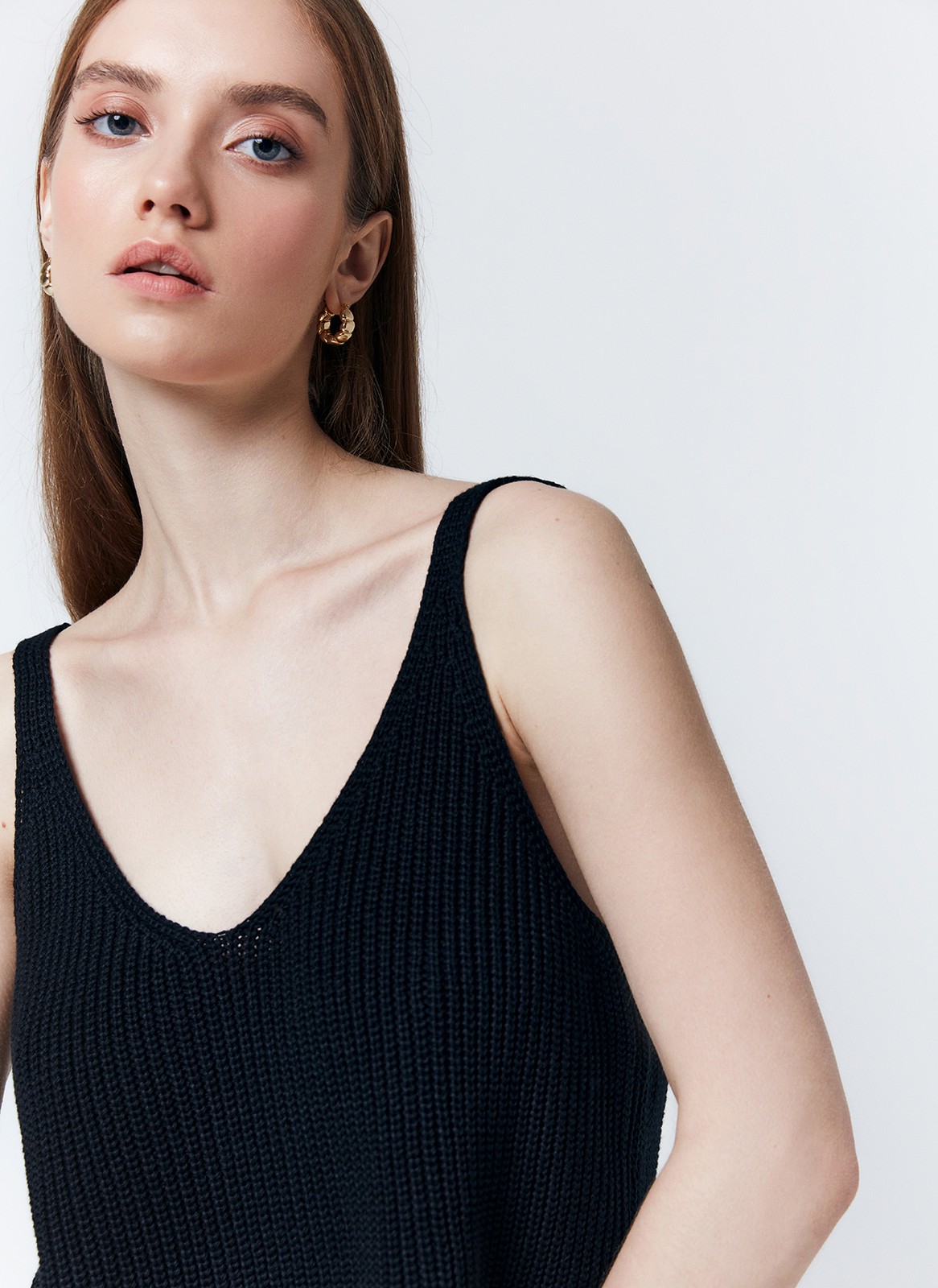 ТОП ИЗ ВЯЗАНОГО ТРИКОТАЖА С РАЗРЕЗАМИ, цвет: Черный Allweneed
Вязаный топ в крупный рубчик. Тонкие бретели и глубокий V-образныйвырез. Благодаря хлопковой нити мягкий топ отлично держит форму и позволяет вашей коже дышать. Так, если не знаете, что надеть в летнюю погоду наденьте этот топ. Можно сочетать с любым низом: джинсами, брюками, шортами и юбками.
На модели размерXS/S