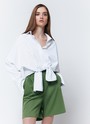 Рубашка Oversize, цвет: белый в черную полоску Allweneed
Рубашка oversize акцентная модель базового гардероба. Модель выполнена из невесомой вискозы с матовой текстурой, а рубашка лимонного цвета с добавлением льна. Воротник и застежка на пуговицы. Закругленный низ. Мы знаем, что вам нравятся многофункциональные вещи. Рубашка впишется в любые образы, от расслабленных до формальных.
На модели размер XS\S