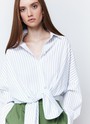 Рубашка Oversize, цвет: белый в черную полоску Allweneed
Рубашка oversize акцентная модель базового гардероба. Модель выполнена из невесомой вискозы с матовой текстурой, а рубашка лимонного цвета с добавлением льна. Воротник и застежка на пуговицы. Закругленный низ. Мы знаем, что вам нравятся многофункциональные вещи. Рубашка впишется в любые образы, от расслабленных до формальных.
На модели размер XS\S