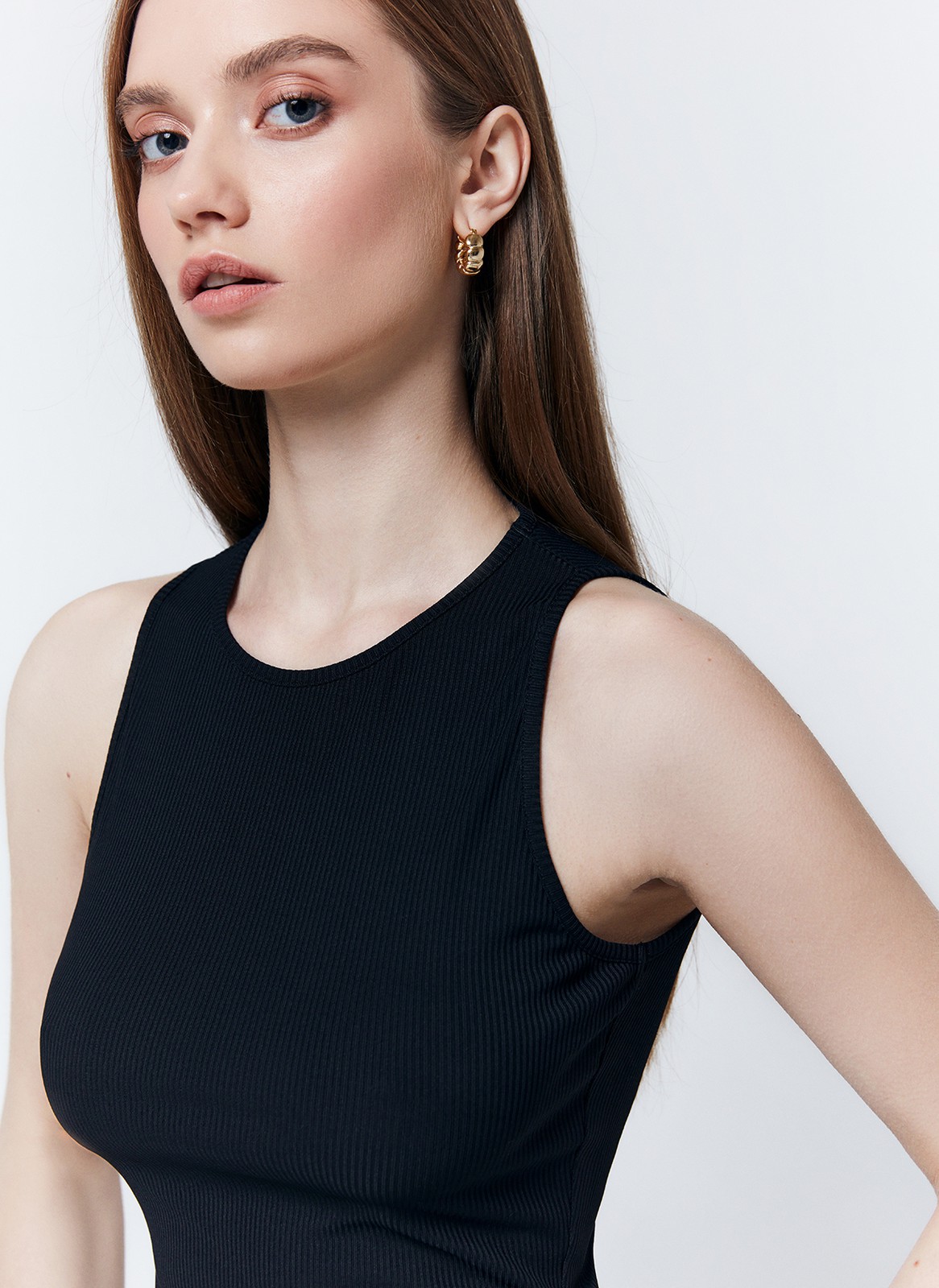 Топ укороченный, цвет: Черный Allweneed
Укороченный топ с круглой горловиной и широкими проймами. Для модели мы выбрали мягкий трикотаж в рубчик, который комфортно облегает силуэт и охлаждает кожу. Модель дополнит летние образы с шортами, брюками и джинсами с высокой посадкой.
На модели размер XS