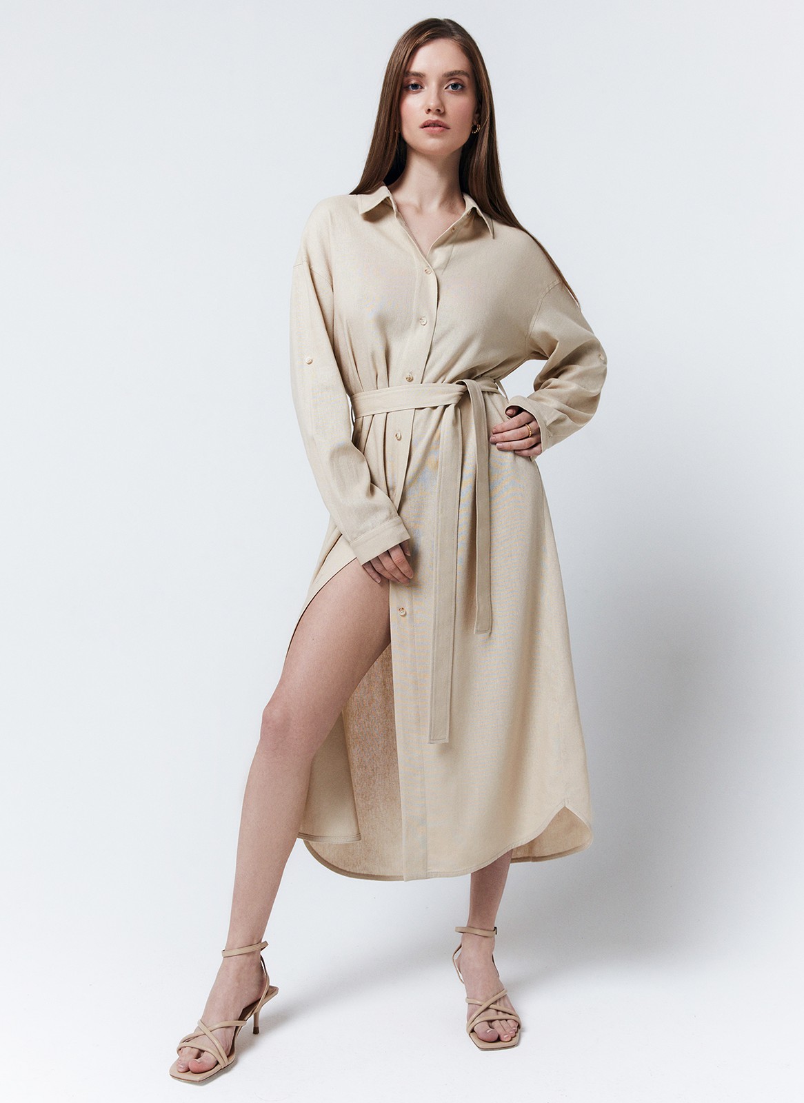 Платье-рубашка, цвет: бежевый Allweneed
Платье-рубашка длины миди. Застежка на пуговицы. Паты позволяют регулировать длину рукава. Плотный гладкий лен, мягкий и приятный на ощупь. Благодаря натуральным материалам модель дышит и впитывает влагу. Мы любим составлять с платьем образы на каждый день. Такие модели напоминают нам о ретро-фильмах. Можно носить как платье с поясом или надевать поверх топов и футболок вторым слоем. Наш фаворит оттенок сочной зелени.
На модели размер XS