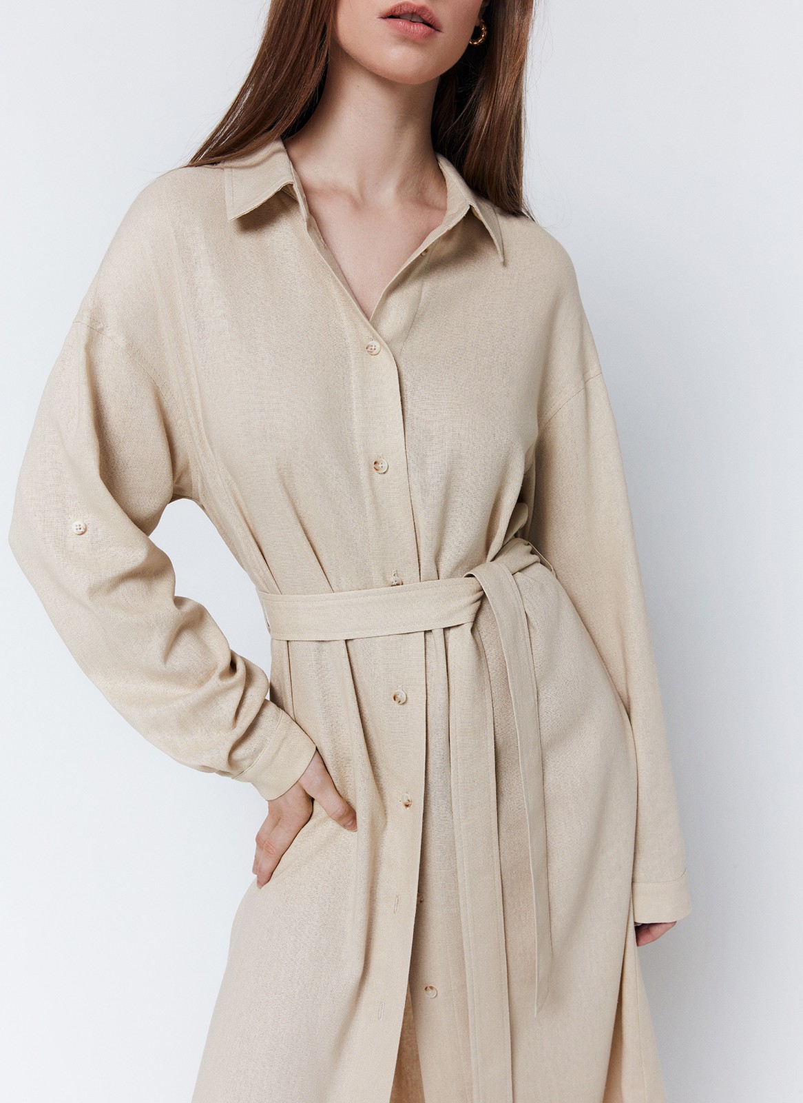 Платье-рубашка, цвет: бежевый Allweneed
Платье-рубашка длины миди. Застежка на пуговицы. Паты позволяют регулировать длину рукава. Плотный гладкий лен, мягкий и приятный на ощупь. Благодаря натуральным материалам модель дышит и впитывает влагу. Мы любим составлять с платьем образы на каждый день. Такие модели напоминают нам о ретро-фильмах. Можно носить как платье с поясом или надевать поверх топов и футболок вторым слоем. Наш фаворит оттенок сочной зелени.
На модели размер XS