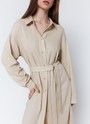 Платье-рубашка, цвет: бежевый Allweneed
Платье-рубашка длины миди. Застежка на пуговицы. Паты позволяют регулировать длину рукава. Плотный гладкий лен, мягкий и приятный на ощупь. Благодаря натуральным материалам модель дышит и впитывает влагу. Мы любим составлять с платьем образы на каждый день. Такие модели напоминают нам о ретро-фильмах. Можно носить как платье с поясом или надевать поверх топов и футболок вторым слоем. Наш фаворит оттенок сочной зелени.
На модели размер XS