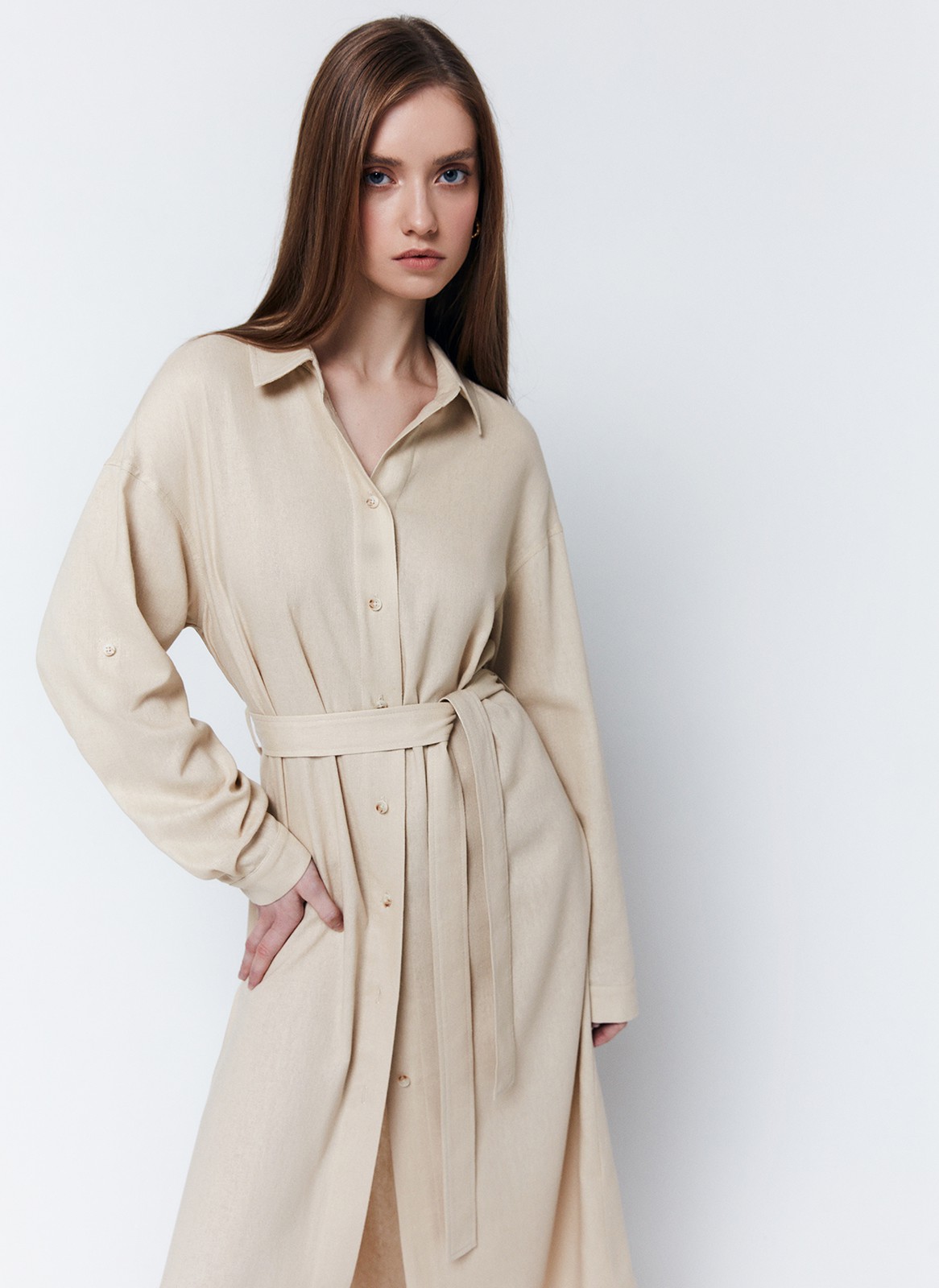 Платье-рубашка, цвет: бежевый Allweneed
Платье-рубашка длины миди. Застежка на пуговицы. Паты позволяют регулировать длину рукава. Плотный гладкий лен, мягкий и приятный на ощупь. Благодаря натуральным материалам модель дышит и впитывает влагу. Мы любим составлять с платьем образы на каждый день. Такие модели напоминают нам о ретро-фильмах. Можно носить как платье с поясом или надевать поверх топов и футболок вторым слоем. Наш фаворит оттенок сочной зелени.
На модели размер XS